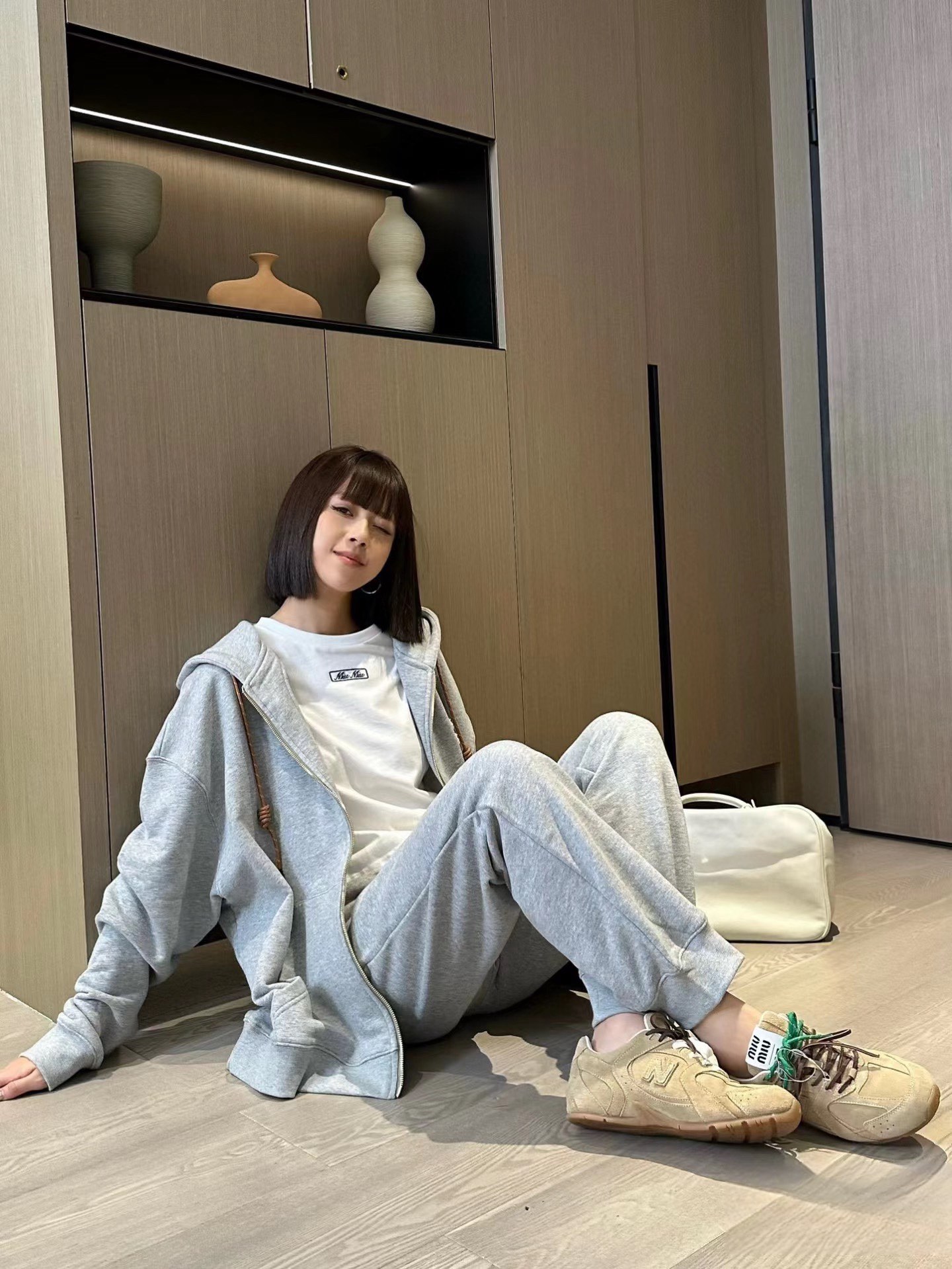 NO:296024,Batch Mium*u 24Fw early autumn new style letter sticker zipper sweatshirt jacket | Exclusive yb development!  High-end production!  OS loose silhouette cut, lazy age-reducing, high-quality logo zipper opening and closing with mold opening, simple and full of layering, wear your own star style, you can simply match T-shirts, you can control any occasion at will. S/M/L on sale in stock, miumiu, hoodie, sweatshirts, jackets & coats, tees, t-shirt, alexander wang19860909批 Mium*u 24Fw早秋新款 字母贴布拉链卫衣外套丨独家yb开发！高版出品！OS宽松廓形剪裁,慵懒减龄,开模的高质感logo拉链开合,简约中带着满满的层次感,穿上身自带星范,简单搭配T恤都可以,什么场合都能随意驾驭.现货发售S/M/L,,miumiu,hoodie,sweatshirts,jackets & coats,tees，t-shirt,alexander wang,Women's clothing