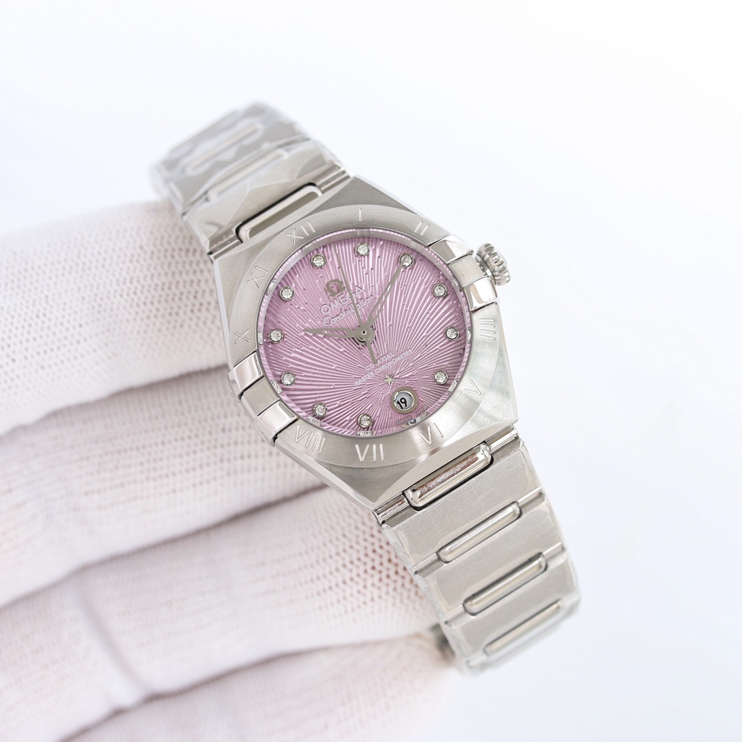 NO:147787,White Steel, Jinjinjiamei, Shijiamei, 50 All Gold, All Gold, New Product [Celebration] [Celebration] Leading the perfect work of the fifth generation of Omega Constellation (29mm)!  Original disassembly, fully synchronized official!  More meticulous aesthetic design and more humanized details!  Equipped with 8700 coaxial movement (extremely stable) with higher accuracy and shock absorption. The innovative adjustable buckle can extend the bracelet by an additional 2 mm, easily and conveniently adapt to wear needs. Double sapphire mirror. The authentic molded case strap is polished with 316L stainless steel CNC, and the cost is far higher than other versions on the market!  The claws are thinner, and the metallic luster emitted after polishing forms a sharp contrast with the delicate metal brushed texture of the case, highlighting the texture of the watch!  , omega19860909白钢 间金间玫 石加50全金全玫加 新品[庆祝][庆祝]引领第五代欧米茄星座（29mm）完美之作！原装拆解,全方位同步官方！更细致入微的美学设计和更人性化细节！搭载8700同轴机芯（极其稳定）具备更高的精准度和避震能力.创新的可调节表扣可以让表链额外延长2毫米,轻松便捷地适应佩戴需求.双卜蓝宝石镜面.正品开模的表壳表带,采用316L精钢CNC打磨,造价远超市面其他版本！托爪更为纤细,抛光后散发的金属光泽与表壳细腻的金属拉丝纹理形成鲜明的对比,凸显出腕表的质感！,,omega,Watch