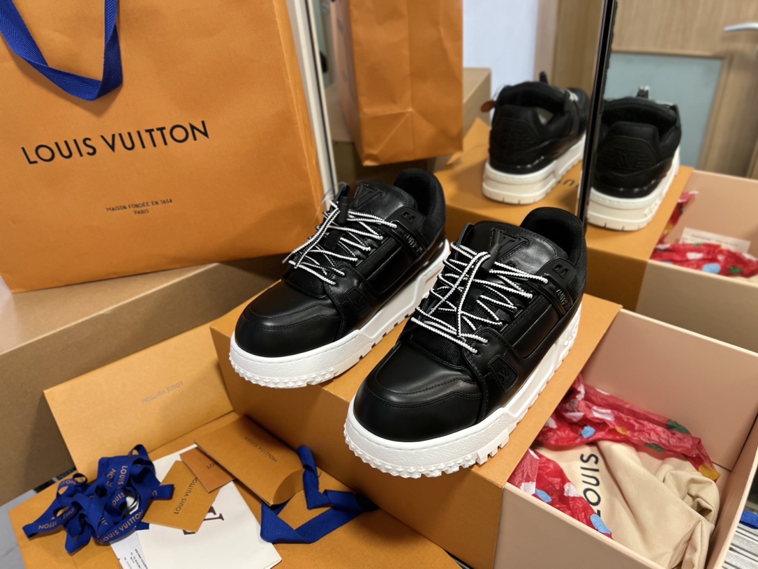 NO:238092,Trainer series couple sports shoes ceiling-grade fat ding cabinet latest shoe shape, materials, craftsmanship, and redevelopment of private models for the sole, pursuing infinite closeness of craftsmanship. Including packaging, they are strictly the same as the latest Zp one-piece. If you have seen the actual items of the cabinet or some friends in your hands, you can carefully compare the leather cover series with red dot wrapping paper, and denim series with green dot wrapping paper Size Women 35-40 (40 custom made without return and exchange) Men 39-43 (38 44 45 46 fixed) Women Men, casual shoes/sports shoes, sneakers19860909Trainer系列情侣款运动板鞋天花版级胖丁 柜柜最新的鞋型,材料,工艺细化,大底重新开发私模,追求无限接近的匠心精神.包括包装都是严格按最新Zp一毛一样.看过柜柜实物或是手上有的亲们,可以细心比对皮面系列配套红色圆点包装纸,牛仔系列配套绿色圆点包装纸 Size 女35-40（40定做不退换） 男39-43(38 44 45 46定) 女 男,休闲鞋/运动鞋,sneakers,Women's Shoes