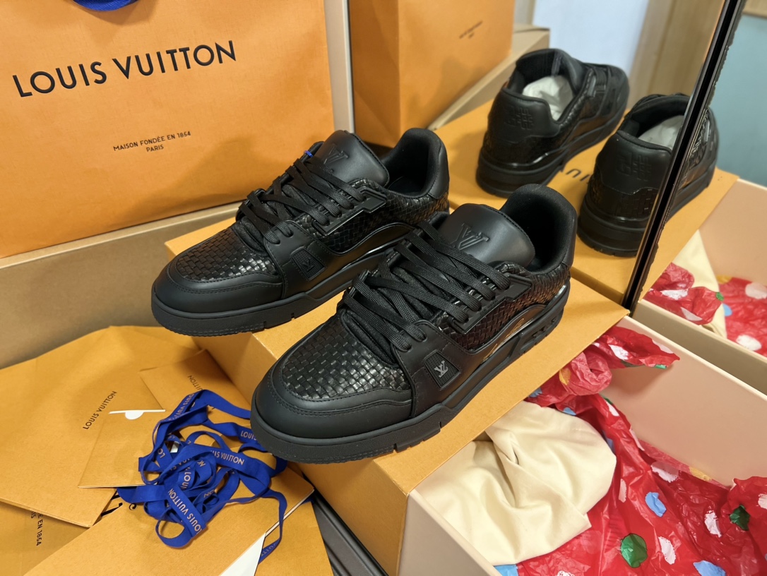 NO:238073,Trainer series couple sports shoes ceiling grade The latest shoe shape, materials, craftsmanship, and redevelopment of the private model for the cabinet cabinet, pursuing the ingenious spirit of infinite closeness. Including packaging, they are strictly the same as the latest Zp one-piece. Those who have seen the actual items of the cabinet cabinet or have some friends in their hands can carefully compare the leather cover series with red dot wrapping paper, and denim series with green dot wrapping paper Size Women 35-40 (40 custom made without return and exchange) Men 39-43 (38 44 45 46 custom) Weaving style Women Men 500, casual shoes/sneakers, sneakers19860909Trainer系列情侣款运动板鞋天花版级 柜柜最新的鞋型,材料,工艺细化,大底重新开发私模,追求无限接近的匠心精神.包括包装都是严格按最新Zp一毛一样.看过柜柜实物或是手上有的亲们,可以细心比对皮面系列配套红色圆点包装纸,牛仔系列配套绿色圆点包装纸 Size 女35-40（40定做不退换）  男39-43(38 44 45 46定) 编织款 女 男500,休闲鞋/运动鞋,sneakers,Women's Shoes