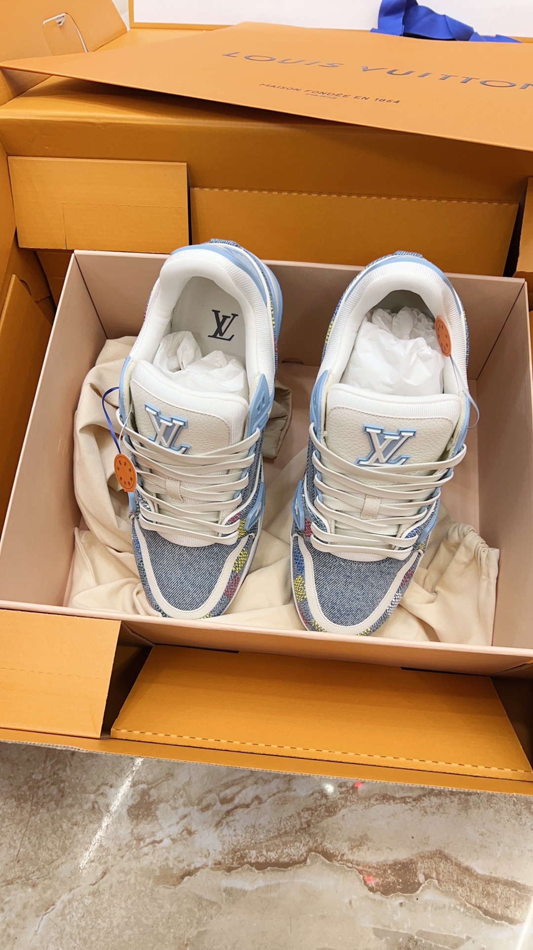 NO:238086,Trainer series couple sports shoes ceiling grade The latest shoe shape, materials, craftsmanship, and private model for cabinet cabinet cabinet redevelopment, pursuing infinite closeness of craftsmanship. Including packaging, they are strictly the same as the latest Zp one-piece. If you have seen the actual items of the cabinet cabinet or have some friends in your hands, you can carefully compare the leather cover series with red dot wrapping paper, and denim series with green dot wrapping paper Size Women 35-40 (40 custom made without return and exchange) Men 39-43 (38 44 45 46 fixed) Women Men, casual shoes/sports shoes, sneakers19860909Trainer系列情侣款运动板鞋天花版级 柜柜最新的鞋型,材料,工艺细化,大底重新开发私模,追求无限接近的匠心精神.包括包装都是严格按最新Zp一毛一样.看过柜柜实物或是手上有的亲们,可以细心比对皮面系列配套红色圆点包装纸,牛仔系列配套绿色圆点包装纸 Size 女35-40（40定做不退换）  男39-43(38 44 45 46定) 女 男,休闲鞋/运动鞋,sneakers,Women's Shoes