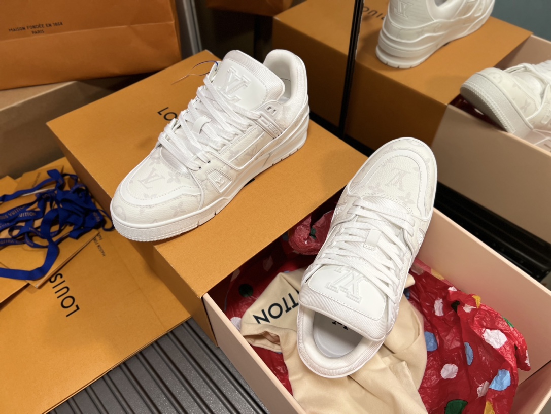 NO:238079,Trainer series men's sports shoes ceiling grade The latest shoe shape, materials, craftsmanship, and redevelopment of private models for the cabinet cabinet, pursuing infinite closeness of craftsmanship. Including packaging, they are strictly the same as the latest Zp one-piece. If you have seen the actual items of the cabinet cabinet or have some friends in your hands, you can carefully compare the leather cover series with red dot wrapping paper, and denim series with green dot wrapping paper Size Male 39-43 (38 44 45 46 fixed) Men, casual shoes/sports shoes, sneakers19860909Trainer系列男款运动板鞋天花版级 柜柜最新的鞋型,材料,工艺细化,大底重新开发私模,追求无限接近的匠心精神.包括包装都是严格按最新Zp一毛一样.看过柜柜实物或是手上有的亲们,可以细心比对皮面系列配套红色圆点包装纸,牛仔系列配套绿色圆点包装纸 Size   男39-43(38 44 45 46定) 男,休闲鞋/运动鞋,sneakers,Women's Shoes