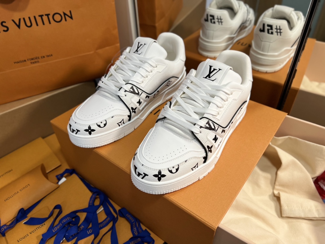 NO:257137,Trainer series men's sports shoes ceiling grade The latest shoe shape, materials, craftsmanship, and redevelopment of private models for the cabinet cabinet, pursuing infinite closeness of craftsmanship. Including packaging, they are strictly the same as the latest Zp one-piece. If you have seen the actual items of the cabinet cabinet or have some friends in your hands, you can carefully compare the leather cover series with red dot wrapping paper, and denim series with green dot wrapping paper Size Male 39-43 (38 44 45 46 fixed) Men, casual shoes/sports shoes, sneakers19860909Trainer系列男款运动板鞋天花版级 柜柜最新的鞋型,材料,工艺细化,大底重新开发私模,追求无限接近的匠心精神.包括包装都是严格按最新Zp一毛一样.看过柜柜实物或是手上有的亲们,可以细心比对皮面系列配套红色圆点包装纸,牛仔系列配套绿色圆点包装纸 Size   男39-43(38 44 45 46定) 男,休闲鞋/运动鞋,sneakers,Women's Shoes