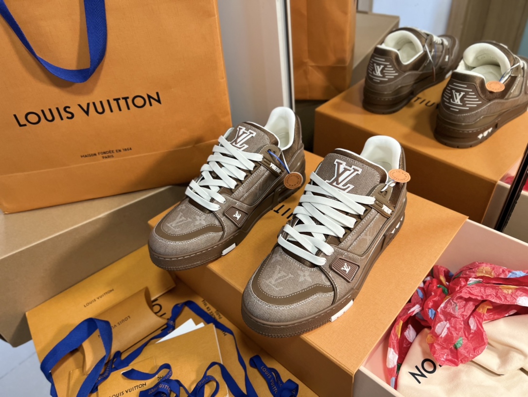 NO:257145,Trainer series men's sports shoes ceiling grade The latest shoe shape, materials, craftsmanship, and redevelopment of private models for the cabinet cabinet, pursuing infinite closeness of craftsmanship. Including packaging, they are strictly the same as the latest Zp one-piece. If you have seen the actual items of the cabinet cabinet or some friends in your hands, you can carefully compare the leather cover series with red dot wrapping paper, and the denim series with green dot wrapping paper Size Male 39-43 (38 44 45 46 fixed) Men, casual shoes/sports shoes, sneakers19860909Trainer系列男运动板鞋天花版级 柜柜最新的鞋型,材料,工艺细化,大底重新开发私模,追求无限接近的匠心精神.包括包装都是严格按最新Zp一毛一样.看过柜柜实物或是手上有的亲们,可以细心比对皮面系列配套红色圆点包装纸,牛仔系列配套绿色圆点包装纸 Size   男39-43(38 44 45 46定) 男,休闲鞋/运动鞋,sneakers,Women's Shoes