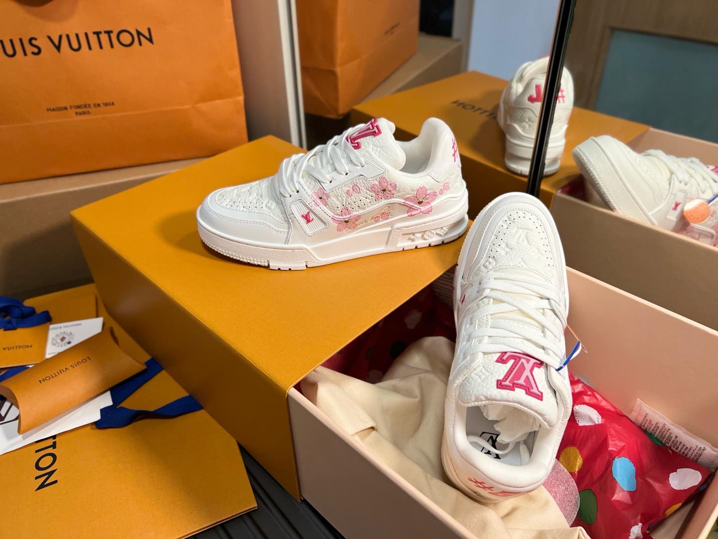 NO:265210,Trainer series couple sports shoes ceiling grade The latest shoe shape, materials, craftsmanship, and private model for cabinet cabinet cabinets, pursuing infinite closeness of craftsmanship. Including packaging, they are strictly the same as the latest Zp one-piece. If you have seen the actual items of the cabinet cabinet or have some friends in your hands, you can carefully compare the leather cover series with red dot wrapping paper, denim series with green dot wrapping paper Size Women 35-40 (40 custom made without return and exchange) Men 39-43 (38 44 45 46 fixed) Women 470 Men, casual shoes/sports shoes, sneakers19860909Trainer系列情侣款运动板鞋天花版级 柜柜最新的鞋型,材料,工艺细化,大底重新开发私模,追求无限接近的匠心精神.包括包装都是严格按最新Zp一毛一样.看过柜柜实物或是手上有的亲们,可以细心比对皮面系列配套红色圆点包装纸,牛仔系列配套绿色圆点包装纸 Size 女35-40（40定做不退换）  男39-43(38 44 45 46定) 女470 男,休闲鞋/运动鞋,sneakers,Women's Shoes