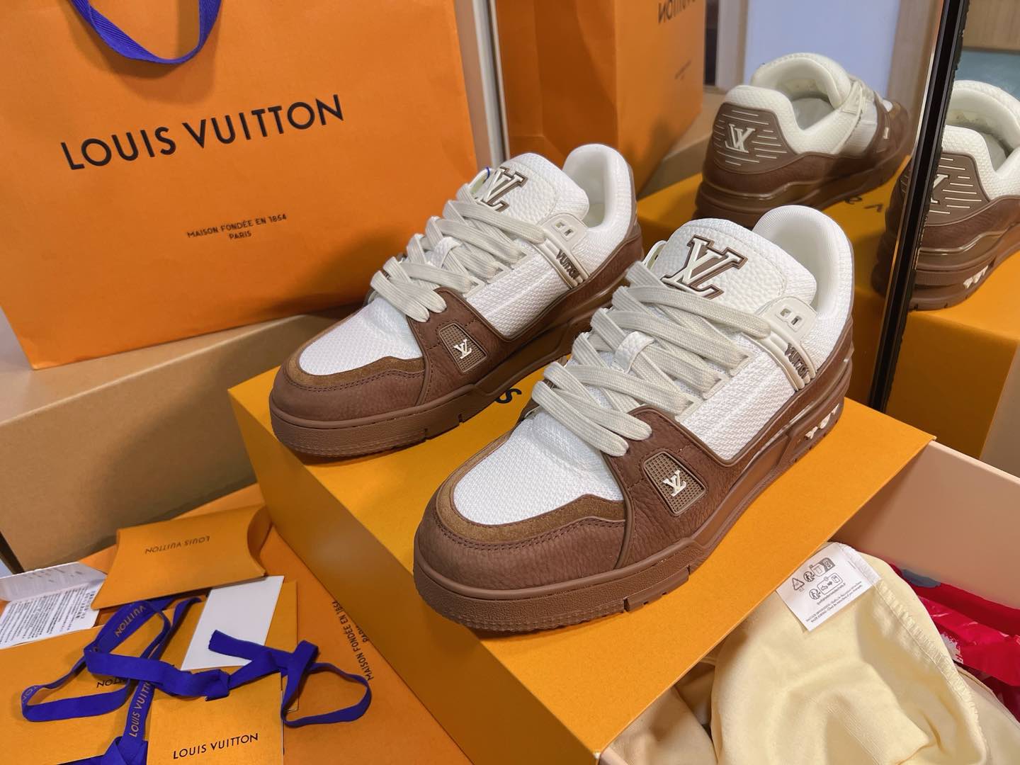 NO:405847,Trainer series men's sports shoes ceiling grade The latest shoe shape, materials, craftsmanship, and redevelopment of private models for the cabinet cabinet, pursuing infinite closeness of craftsmanship. Including packaging, they are strictly the same as the latest Zp one-piece. If you have seen the actual items of the cabinet cabinet or have some friends in your hands, you can carefully compare the leather cover series with red dot wrapping paper, and denim series with green dot wrapping paper Size Male 39-43 (38 44 45 46 fixed) Men, casual shoes/sports shoes, sneakers19860909Trainer系列男款运动板鞋天花版级 柜柜最新的鞋型,材料,工艺细化,大底重新开发私模,追求无限接近的匠心精神.包括包装都是严格按最新Zp一毛一样.看过柜柜实物或是手上有的亲们,可以细心比对皮面系列配套红色圆点包装纸,牛仔系列配套绿色圆点包装纸 Size   男39-43(38 44 45 46定) 男,休闲鞋/运动鞋,sneakers,Women's Shoes