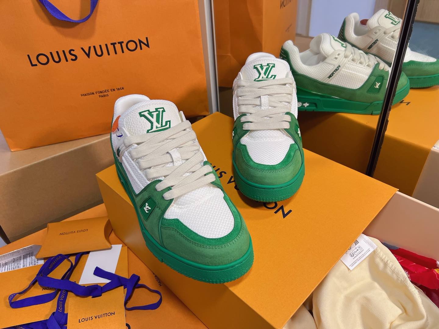 NO:405843,Trainer series couple sports shoes ceiling grade The latest shoe shape, materials, craftsmanship, and private model for cabinet cabinet cabinets, pursuing infinite closeness of craftsmanship. Including packaging, they are strictly the same as the latest Zp one-piece. If you have seen the actual items of the cabinet cabinet or have some friends in your hands, you can carefully compare the leather cover series with red dot wrapping paper, denim series with green dot wrapping paper Size Women 35-40 (40 custom made without return and exchange) Men 39-43 (38 44 45 46 fixed) Women 470 Men, casual shoes/sports shoes, sneakers19860909Trainer系列情侣款运动板鞋天花版级 柜柜最新的鞋型,材料,工艺细化,大底重新开发私模,追求无限接近的匠心精神.包括包装都是严格按最新Zp一毛一样.看过柜柜实物或是手上有的亲们,可以细心比对皮面系列配套红色圆点包装纸,牛仔系列配套绿色圆点包装纸 Size 女35-40（40定做不退换）  男39-43(38 44 45 46定) 女470 男,休闲鞋/运动鞋,sneakers,Women's Shoes