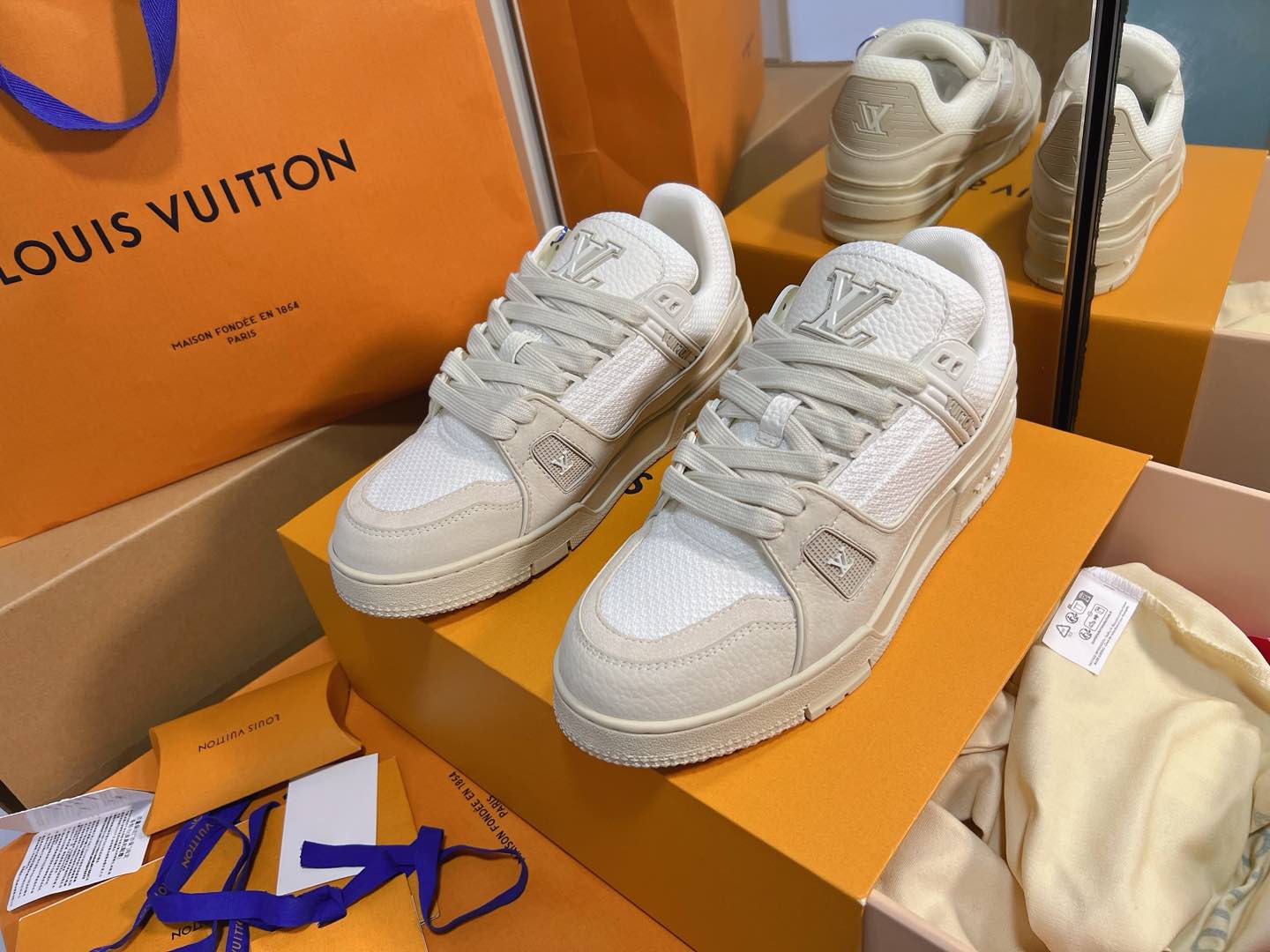 NO:405806,Trainer series couple sports shoes ceiling grade The latest shoe shape, materials, craftsmanship, and private model for cabinet cabinet cabinets, pursuing infinite closeness of craftsmanship. Including packaging, they are strictly the same as the latest Zp one-piece. If you have seen the actual items of the cabinet cabinet or have some friends in your hands, you can carefully compare the leather cover series with red dot wrapping paper, denim series with green dot wrapping paper Size Women 35-40 (40 custom made without return and exchange) Men 39-43 (38 44 45 46 fixed) Women 470 Men, casual shoes/sports shoes, sneakers19860909Trainer系列情侣款运动板鞋天花版级 柜柜最新的鞋型,材料,工艺细化,大底重新开发私模,追求无限接近的匠心精神.包括包装都是严格按最新Zp一毛一样.看过柜柜实物或是手上有的亲们,可以细心比对皮面系列配套红色圆点包装纸,牛仔系列配套绿色圆点包装纸 Size 女35-40（40定做不退换）  男39-43(38 44 45 46定) 女470 男,休闲鞋/运动鞋,sneakers,Women's Shoes