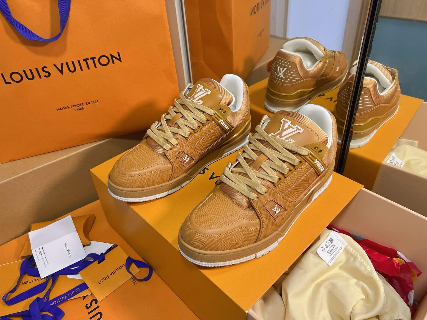 NO:405834,Trainer series men's sports shoes ceiling grade The latest shoe shape, materials, craftsmanship, and redevelopment of private models for the cabinet cabinet, pursuing infinite closeness of craftsmanship. Including packaging, they are strictly the same as the latest Zp one-piece. If you have seen the actual items of the cabinet cabinet or have some friends in your hands, you can carefully compare the leather cover series with red dot wrapping paper, and denim series with green dot wrapping paper Size Male 39-43 (38 44 45 46 fixed) Men, casual shoes/sports shoes, sneakers19860909Trainer系列男款运动板鞋天花版级 柜柜最新的鞋型,材料,工艺细化,大底重新开发私模,追求无限接近的匠心精神.包括包装都是严格按最新Zp一毛一样.看过柜柜实物或是手上有的亲们,可以细心比对皮面系列配套红色圆点包装纸,牛仔系列配套绿色圆点包装纸 Size   男39-43(38 44 45 46定) 男,休闲鞋/运动鞋,sneakers,Women's Shoes