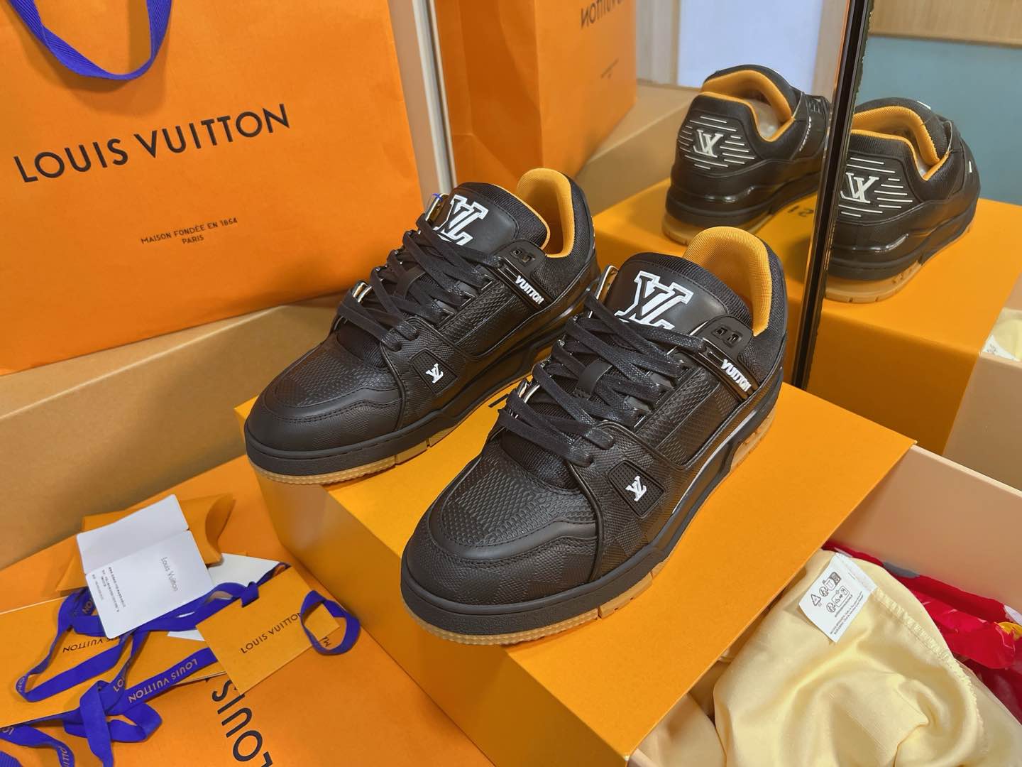 NO:405839,Trainer series men's sports shoes ceiling grade The latest shoe shape, materials, craftsmanship, and redevelopment of private models for the cabinet cabinet, pursuing infinite closeness of craftsmanship. Including packaging, they are strictly the same as the latest Zp one-piece. If you have seen the actual items of the cabinet cabinet or have some friends in your hands, you can carefully compare the leather cover series with red dot wrapping paper, and denim series with green dot wrapping paper Size Male 39-43 (38 44 45 46 fixed) Men, casual shoes/sports shoes, sneakers19860909Trainer系列男款运动板鞋天花版级 柜柜最新的鞋型,材料,工艺细化,大底重新开发私模,追求无限接近的匠心精神.包括包装都是严格按最新Zp一毛一样.看过柜柜实物或是手上有的亲们,可以细心比对皮面系列配套红色圆点包装纸,牛仔系列配套绿色圆点包装纸 Size 男39-43(38 44 45 46定)  男,休闲鞋/运动鞋,sneakers,Women's Shoes