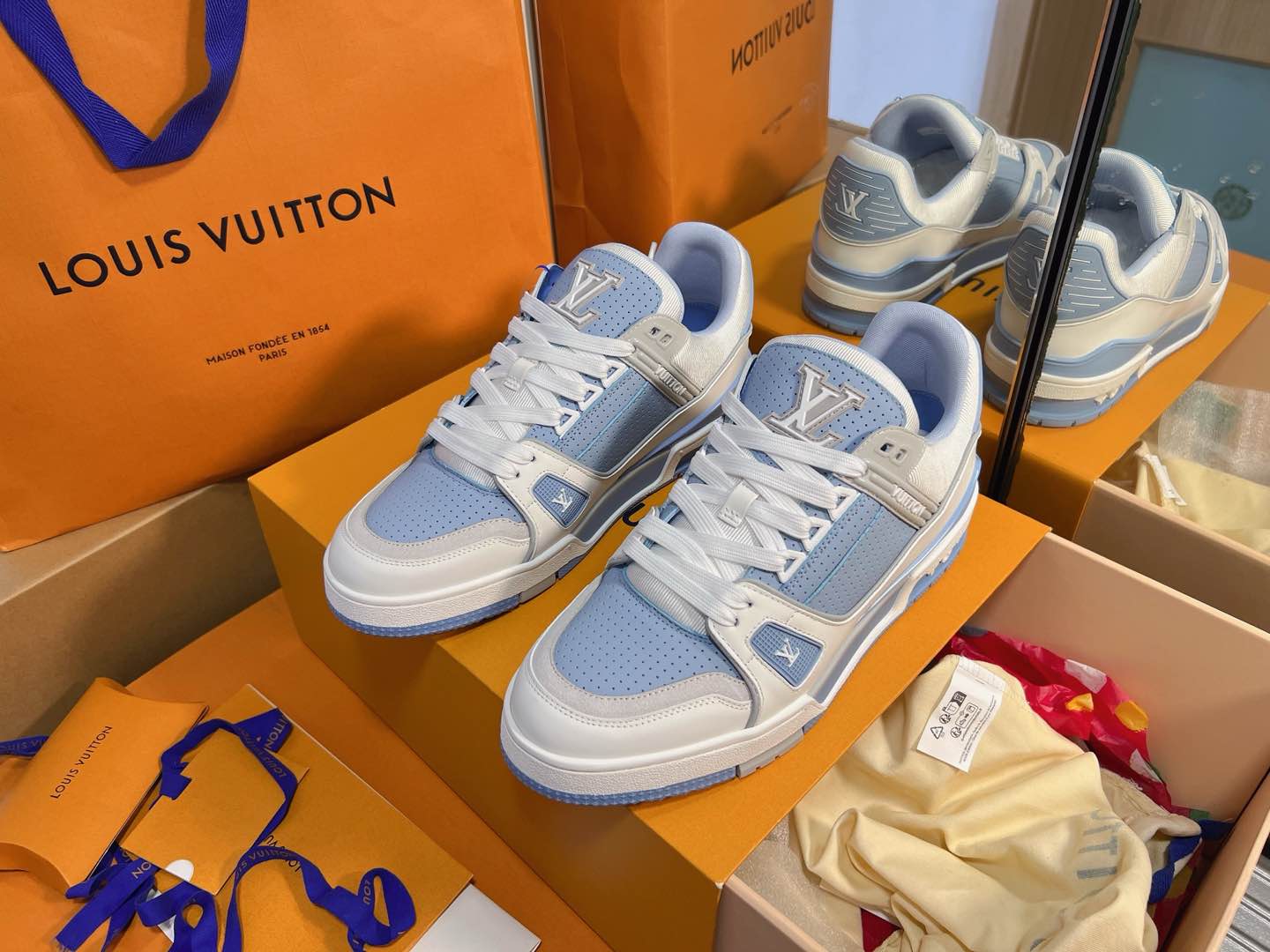 NO:483668,Trainer series couple sports shoes ceiling grade The latest shoe shape, materials, craftsmanship, and private model for cabinet cabinet cabinet redevelopment, pursuing infinite closeness of craftsmanship. Including packaging, they are strictly the same as the latest Zp one-piece. If you have seen the actual items of the cabinet cabinet or have some friends in your hands, you can carefully compare the leather cover series with red dot wrapping paper, and denim series with green dot wrapping paper Size Women 35-40 (40 custom made without return and exchange) Men 39-43 (38 44 45 46 fixed) Women Men, casual shoes/sports shoes, sneakers19860909Trainer系列情侣款运动板鞋天花版级 柜柜最新的鞋型,材料,工艺细化,大底重新开发私模,追求无限接近的匠心精神.包括包装都是严格按最新Zp一毛一样.看过柜柜实物或是手上有的亲们,可以细心比对皮面系列配套红色圆点包装纸,牛仔系列配套绿色圆点包装纸 Size 女35-40（40定做不退换）  男39-43(38 44 45 46定) 女 男,休闲鞋/运动鞋,sneakers,Women's Shoes