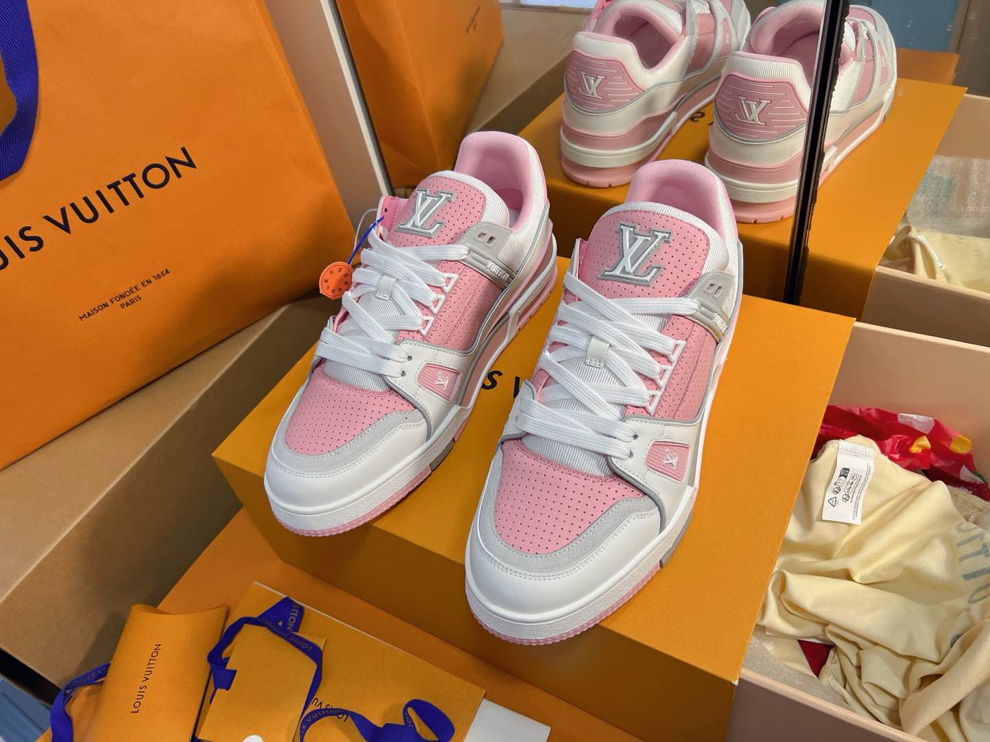 NO:483674,Trainer series couple sports shoes ceiling grade The latest shoe shape, materials, craftsmanship, and private model for the cabinet cabinet, pursuing infinite closeness of craftsmanship. Including packaging, they are strictly the same as the latest Zp one-piece. If you have seen the actual items of the cabinet cabinet or have some friends in your hands, you can carefully compare the leather cover series with red dot wrapping paper, denim series with green dot wrapping paper Size Women 35-40 (40 custom made without return and exchange) Women, casual shoes/sports shoes, sneakers19860909Trainer系列情侣款运动板鞋天花版级 柜柜最新的鞋型,材料,工艺细化,大底重新开发私模,追求无限接近的匠心精神.包括包装都是严格按最新Zp一毛一样.看过柜柜实物或是手上有的亲们,可以细心比对皮面系列配套红色圆点包装纸,牛仔系列配套绿色圆点包装纸 Size 女35-40（40定做不退换）  女,休闲鞋/运动鞋,sneakers,Women's Shoes