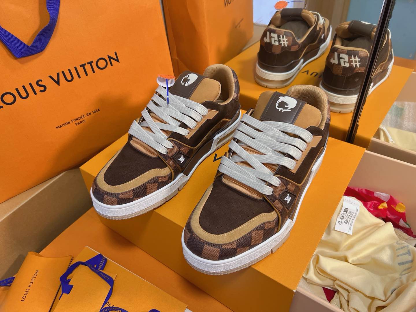 NO:483681,Trainer series men's sports shoes ceiling grade The latest shoe shape, materials, craftsmanship, and redevelopment of private models for the cabinet cabinet, pursuing infinite closeness of craftsmanship. Including packaging, they are strictly the same as the latest Zp one-piece. If you have seen the actual items of the cabinet cabinet or have some friends in your hands, you can carefully compare the leather cover series with red dot wrapping paper, and denim series with green dot wrapping paper Size Male 39-43 (44 45 46 fixed) Men, casual shoes/sports shoes, sneakers19860909Trainer系列男款运动板鞋天花版级 柜柜最新的鞋型,材料,工艺细化,大底重新开发私模,追求无限接近的匠心精神.包括包装都是严格按最新Zp一毛一样.看过柜柜实物或是手上有的亲们,可以细心比对皮面系列配套红色圆点包装纸,牛仔系列配套绿色圆点包装纸 Size 男39-43(44 45 46定) 男,休闲鞋/运动鞋,sneakers,Women's Shoes