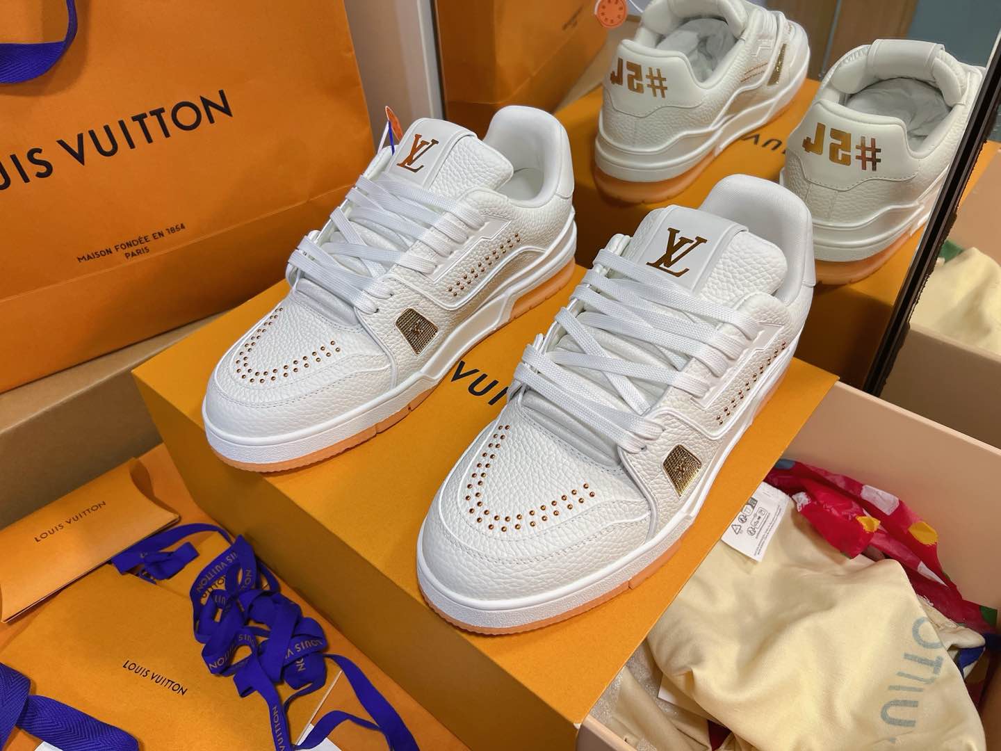 NO:483663,Trainer series couple sports shoes ceiling grade The latest shoe shape, materials, craftsmanship, and private model for the cabinet cabinet, pursuing infinite closeness of craftsmanship. Including packaging, they are strictly the same as the latest Zp one-piece. If you have seen the actual items of the cabinet cabinet or have some friends in your hands, you can carefully compare the leather cover series with red dot wrapping paper, and the denim series with green dot wrapping paper Size Women 35-40 (40 custom made without return and exchange) Men 39-43 (38 44 45 46 custom) Rivetted style Women, men, casual shoes/sports shoes, sneakers19860909Trainer系列情侣款运动板鞋天花版级 柜柜最新的鞋型,材料,工艺细化,大底重新开发私模,追求无限接近的匠心精神.包括包装都是严格按最新Zp一毛一样.看过柜柜实物或是手上有的亲们,可以细心比对皮面系列配套红色圆点包装纸,牛仔系列配套绿色圆点包装纸 Size 女35-40（40定做不退换）  男39-43(38 44 45 46定) 铆钉款 女 男,休闲鞋/运动鞋,sneakers,Women's Shoes