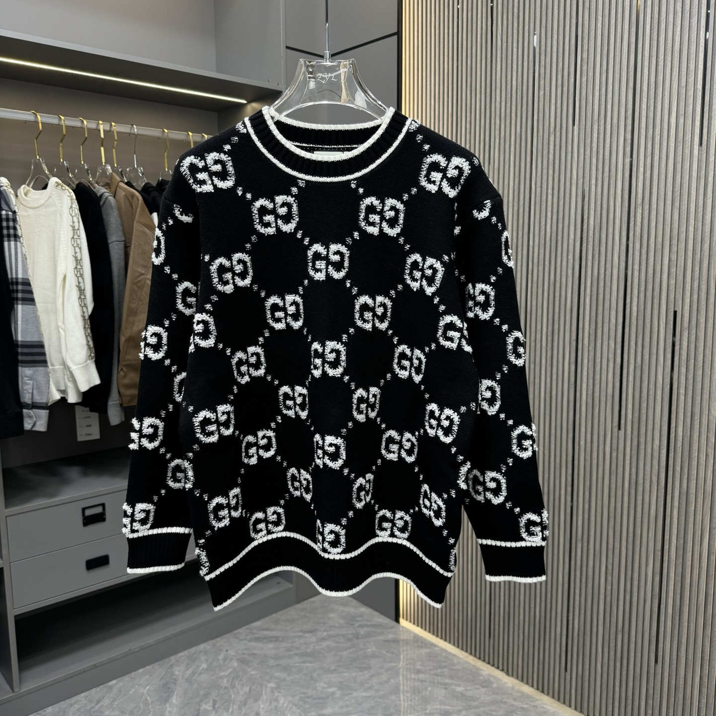 🅿️240
GUCCI古驰 25FW 圆领毛衣
面料选用顶级羊绒纱线,秋冬新款Oblique提花针织羊绒毛衣采用双面可穿设计,精选优质羊绒材质打造。经过精细编织工艺处理,呈现出柔软舒适的触感与卓越的保暖性能。标志性的Oblique老花提花图案通过精密针织工艺完美呈现,正反两面均可穿着,展现不同风格魅力。圆领设计简洁大方,适合多种搭配场合。精湛的针织工艺确保衣物不易变形,保持持久挺括。双面穿着的设计理念体现了lv对实用性与时尚感的完美平衡。每件毛衣都经过严格质检,确保品质达到品牌一贯的高标准。这款兼具保暖性与时尚感的针织单品,是秋冬衣橱的精致之选。
颜色:黑色 灰色
码数:S-XL