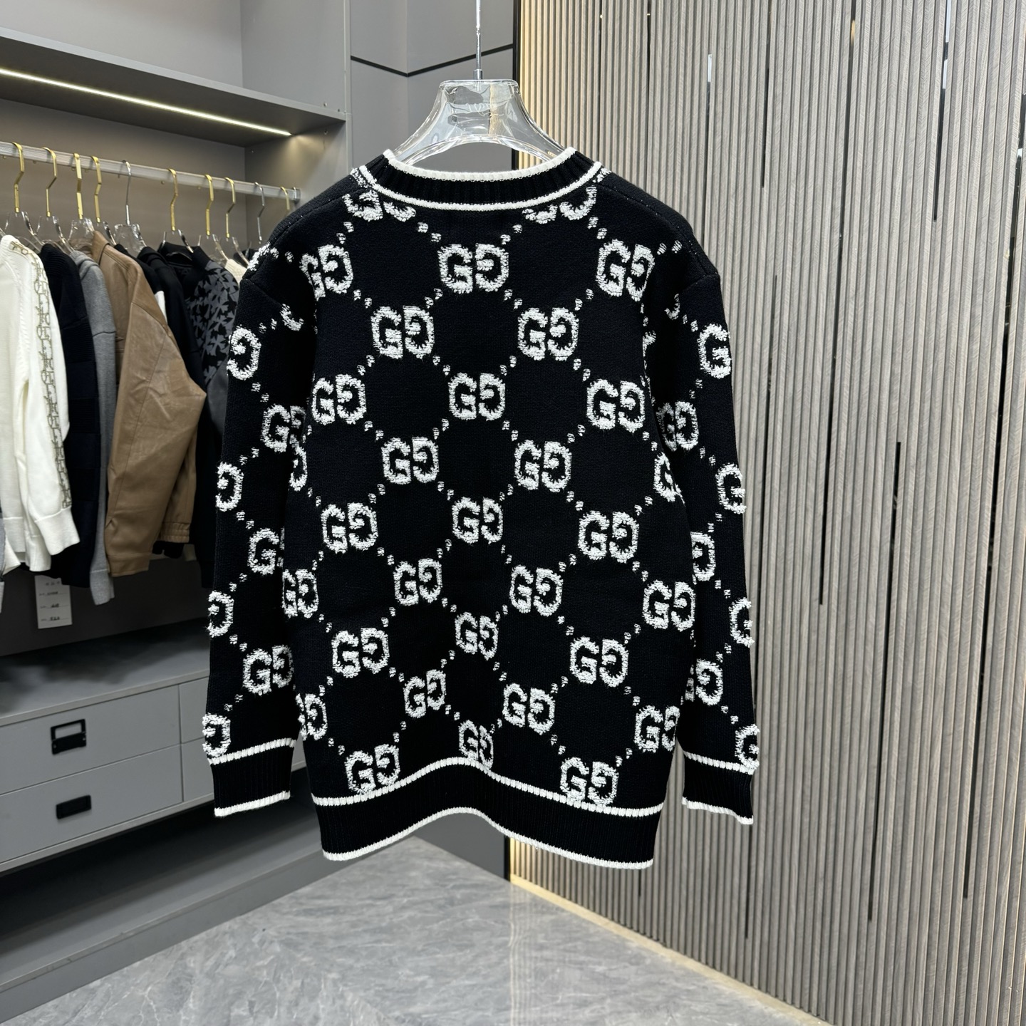 🅿️240
GUCCI古驰 25FW 圆领毛衣
面料选用顶级羊绒纱线,秋冬新款Oblique提花针织羊绒毛衣采用双面可穿设计,精选优质羊绒材质打造。经过精细编织工艺处理,呈现出柔软舒适的触感与卓越的保暖性能。标志性的Oblique老花提花图案通过精密针织工艺完美呈现,正反两面均可穿着,展现不同风格魅力。圆领设计简洁大方,适合多种搭配场合。精湛的针织工艺确保衣物不易变形,保持持久挺括。双面穿着的设计理念体现了lv对实用性与时尚感的完美平衡。每件毛衣都经过严格质检,确保品质达到品牌一贯的高标准。这款兼具保暖性与时尚感的针织单品,是秋冬衣橱的精致之选。
颜色:黑色 灰色
码数:S-XL