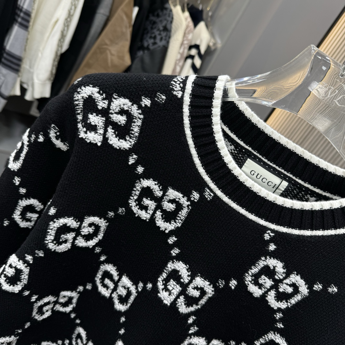 🅿️240
GUCCI古驰 25FW 圆领毛衣
面料选用顶级羊绒纱线,秋冬新款Oblique提花针织羊绒毛衣采用双面可穿设计,精选优质羊绒材质打造。经过精细编织工艺处理,呈现出柔软舒适的触感与卓越的保暖性能。标志性的Oblique老花提花图案通过精密针织工艺完美呈现,正反两面均可穿着,展现不同风格魅力。圆领设计简洁大方,适合多种搭配场合。精湛的针织工艺确保衣物不易变形,保持持久挺括。双面穿着的设计理念体现了lv对实用性与时尚感的完美平衡。每件毛衣都经过严格质检,确保品质达到品牌一贯的高标准。这款兼具保暖性与时尚感的针织单品,是秋冬衣橱的精致之选。
颜色:黑色 灰色
码数:S-XL