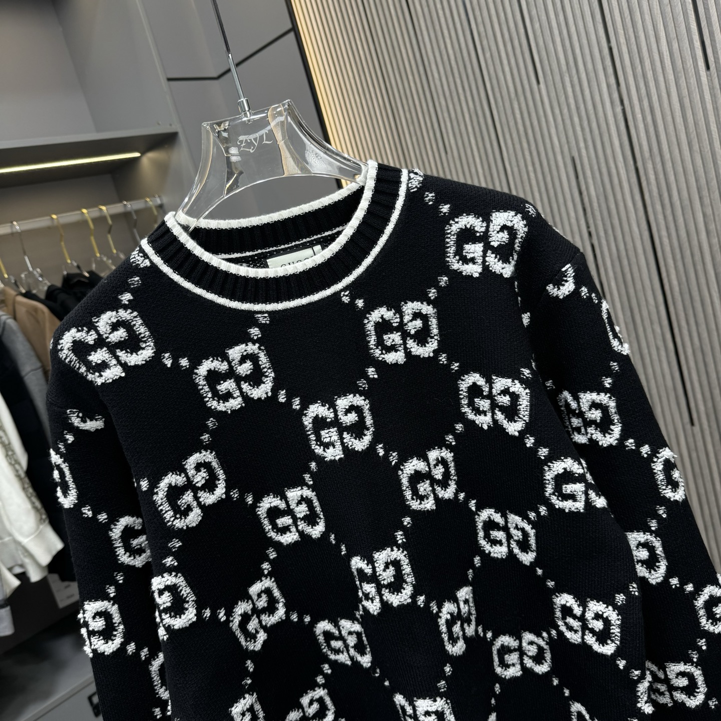 🅿️240
GUCCI古驰 25FW 圆领毛衣
面料选用顶级羊绒纱线,秋冬新款Oblique提花针织羊绒毛衣采用双面可穿设计,精选优质羊绒材质打造。经过精细编织工艺处理,呈现出柔软舒适的触感与卓越的保暖性能。标志性的Oblique老花提花图案通过精密针织工艺完美呈现,正反两面均可穿着,展现不同风格魅力。圆领设计简洁大方,适合多种搭配场合。精湛的针织工艺确保衣物不易变形,保持持久挺括。双面穿着的设计理念体现了lv对实用性与时尚感的完美平衡。每件毛衣都经过严格质检,确保品质达到品牌一贯的高标准。这款兼具保暖性与时尚感的针织单品,是秋冬衣橱的精致之选。
颜色:黑色 灰色
码数:S-XL