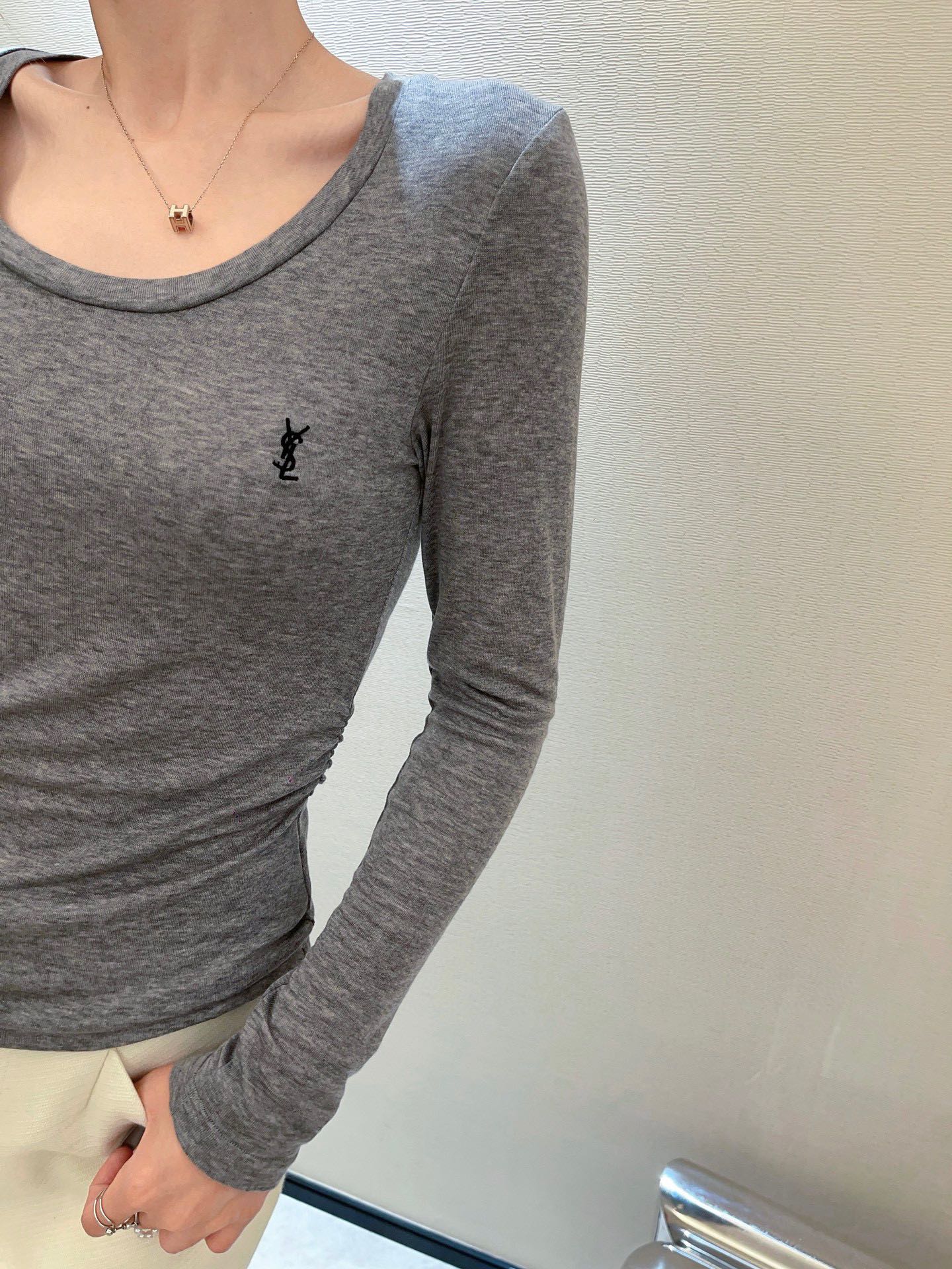 High-Quality Women’s Clothes Featuring YSL Packaging and Elegant Embroidery - 图片 4