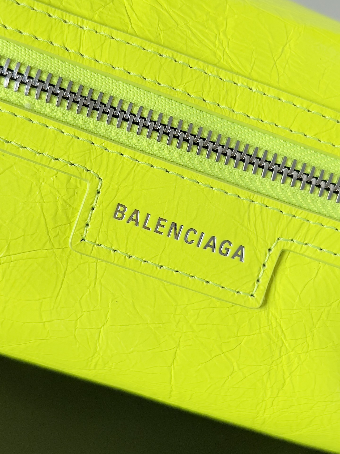 Balenciaga superbusy系列 
炸街必备单品，羊皮材质复古工装口袋的装饰，实用性超好的单肩包，暗黑朋克机车多功能托特腋下包，出街回头率满分💯，男女同款，旅行必备的神器
尺寸：长 32 x 高 12 x宽 10 厘米