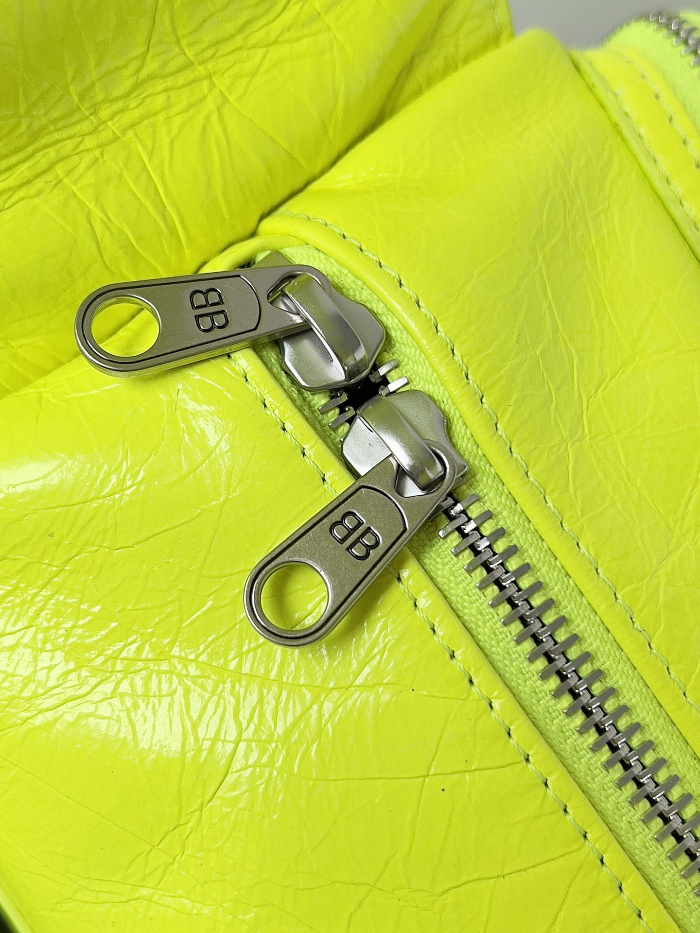 Balenciaga superbusy系列 
炸街必备单品，羊皮材质复古工装口袋的装饰，实用性超好的单肩包，暗黑朋克机车多功能托特腋下包，出街回头率满分💯，男女同款，旅行必备的神器
尺寸：长 32 x 高 12 x宽 10 厘米