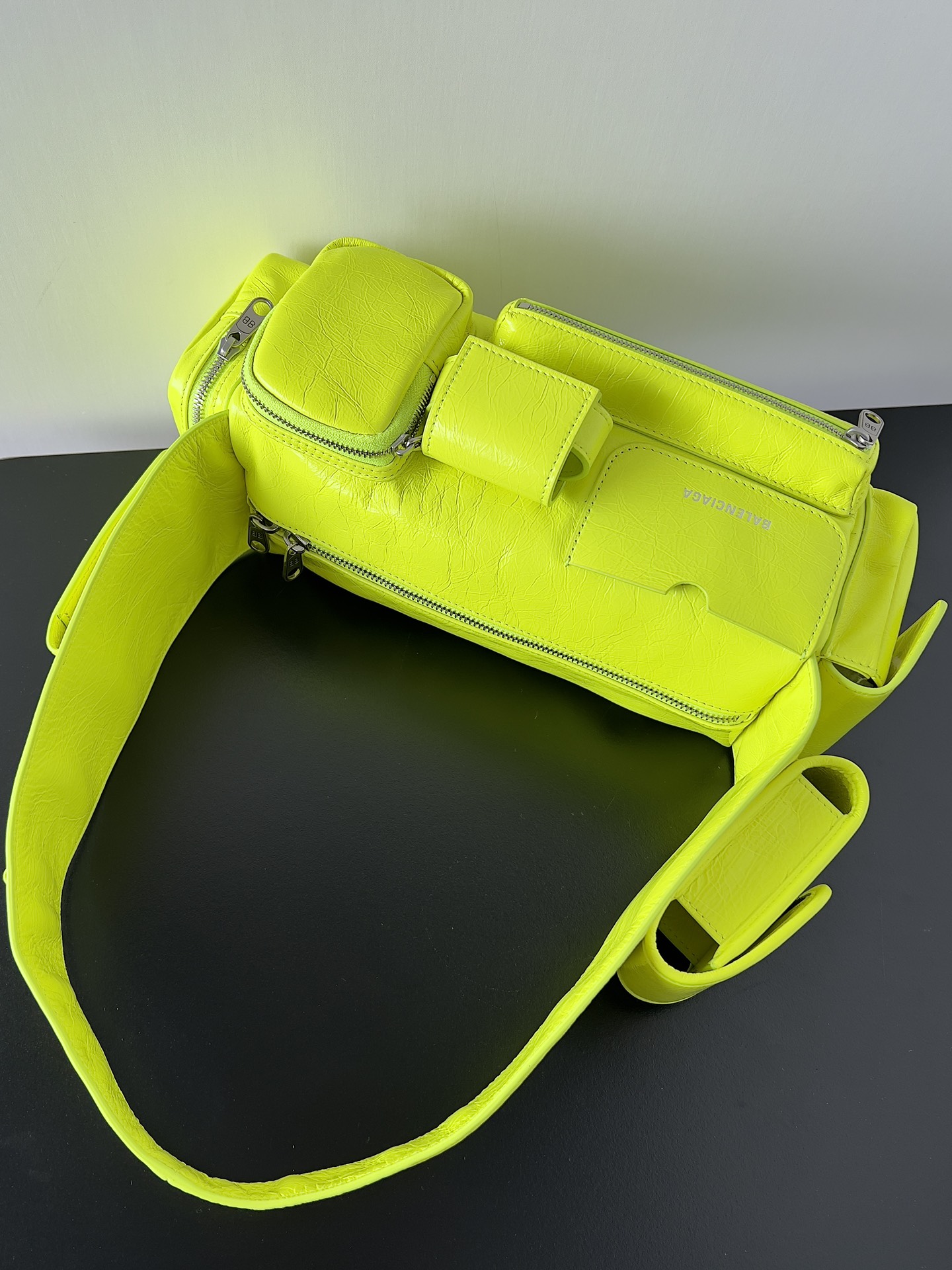 Balenciaga superbusy系列 
炸街必备单品，羊皮材质复古工装口袋的装饰，实用性超好的单肩包，暗黑朋克机车多功能托特腋下包，出街回头率满分💯，男女同款，旅行必备的神器
尺寸：长 32 x 高 12 x宽 10 厘米
