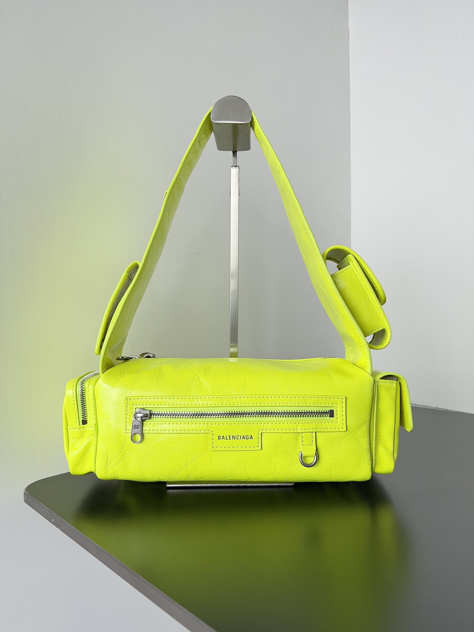 Balenciaga superbusy系列 
炸街必备单品，羊皮材质复古工装口袋的装饰，实用性超好的单肩包，暗黑朋克机车多功能托特腋下包，出街回头率满分💯，男女同款，旅行必备的神器
尺寸：长 32 x 高 12 x宽 10 厘米