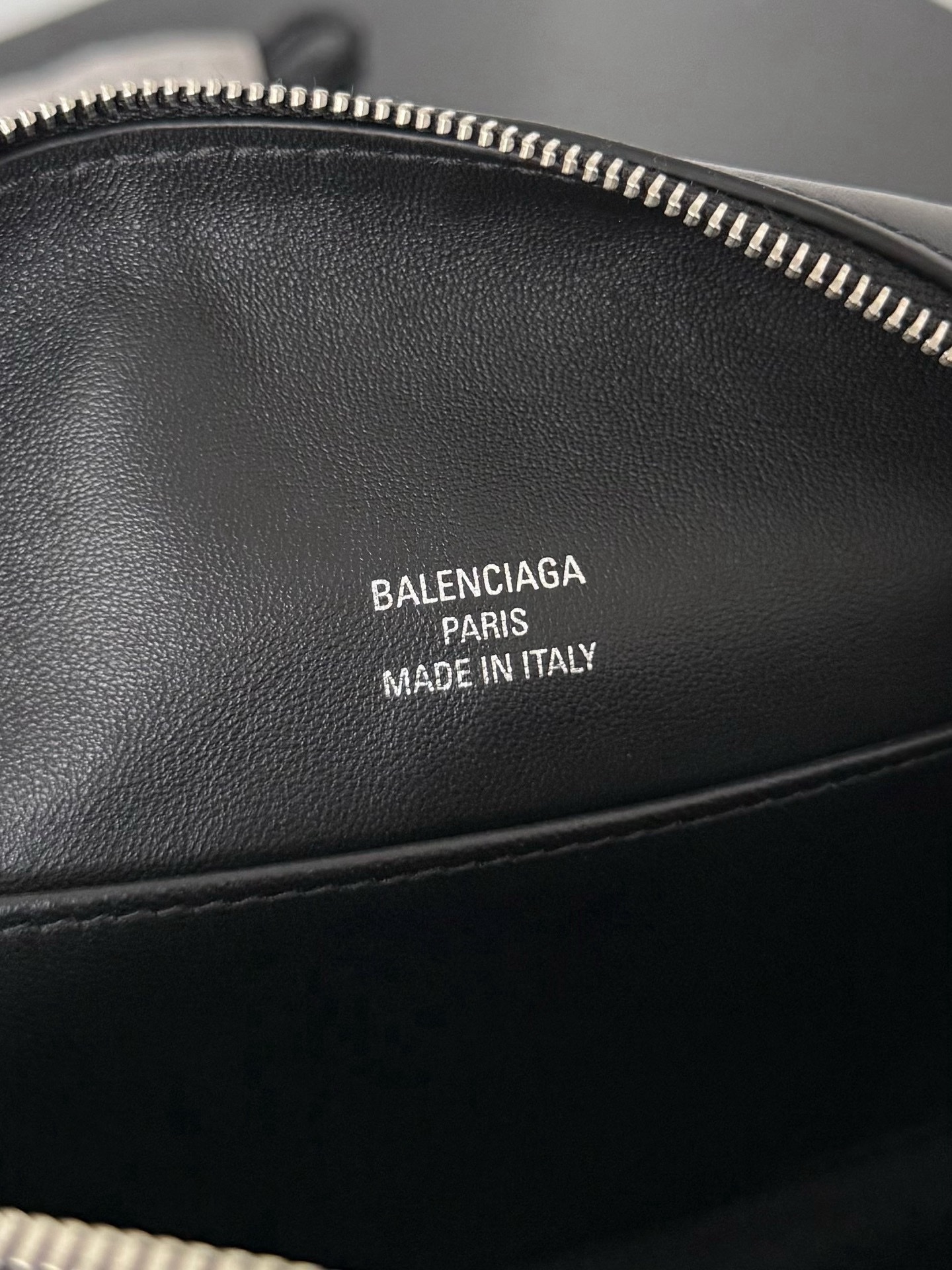 𝐁𝐚𝐥𝐞𝐧𝐜𝐢𝐚𝐠𝐚 𝐑𝐨𝐝𝐞𝐨 🖤🖤
Rodeo家族新成员来啦～📷相机包不止巴里巴气 简约的外观设计搭配上精致的金属锁扣，质感满满‼️不管是手拎还是斜挎，都能轻松适配各种风格，又是一只超级酷的包包🕶️能提升整体造型的时尚度，成为吸睛的焦点
款号：8813
尺寸：长22.8 x 高15.4 x 宽9.9厘米