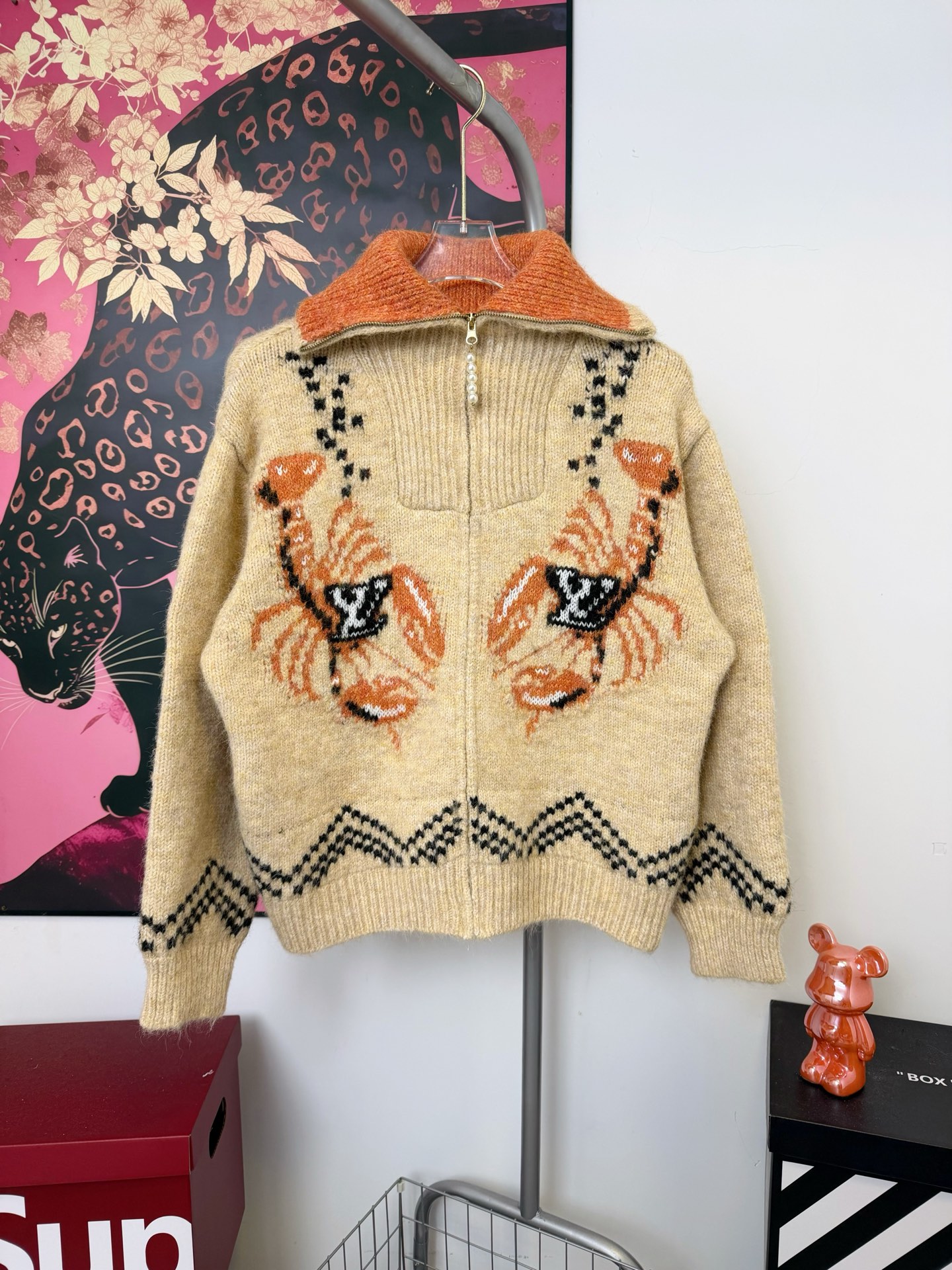 קרדיגן Louis Vuitton בסגנון קלאסי עם טבעי לוגו לובסטרים