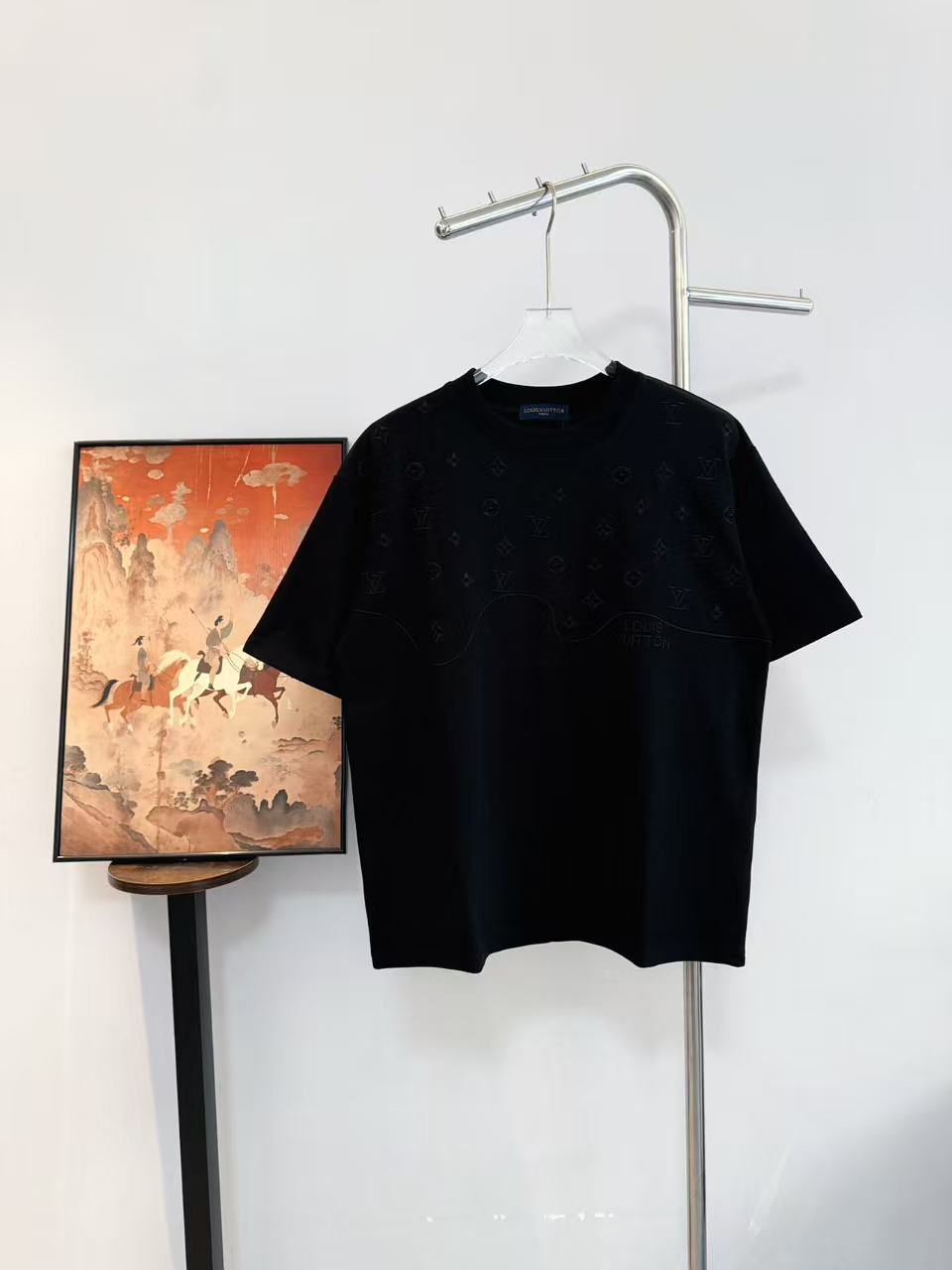 Camiseta de manga corta P75 LV con bordado de patrón clásico a media impresión. Confeccionada en algodón puro de 280g, …