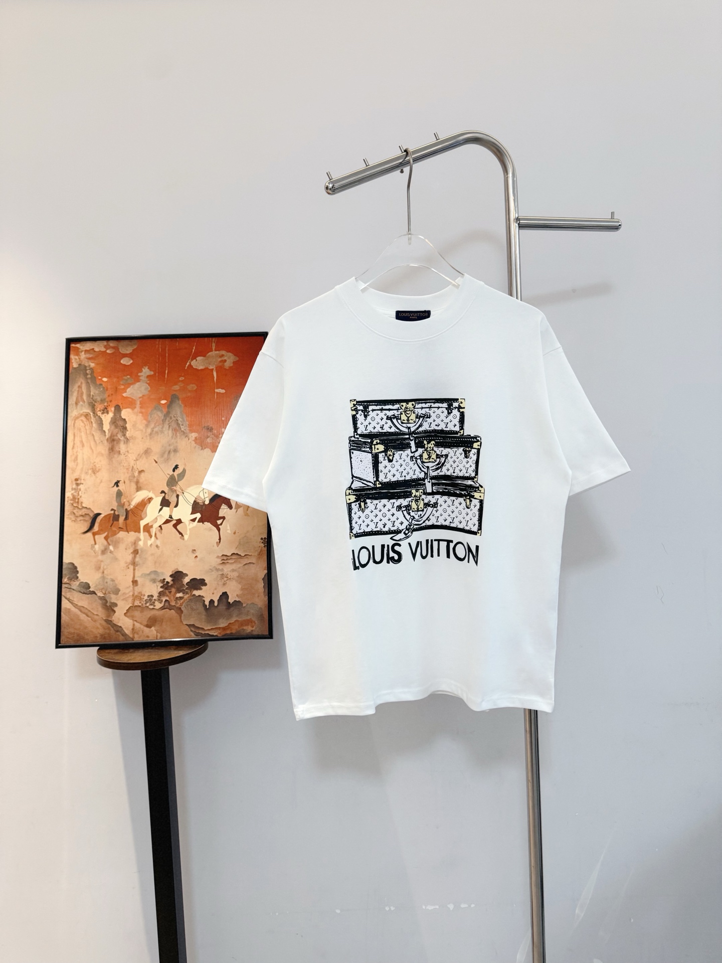 Camiseta de manga corta P70 LV con estampado de letras y patrón clásico en caja. Confeccionada en algodón puro de 280g,…