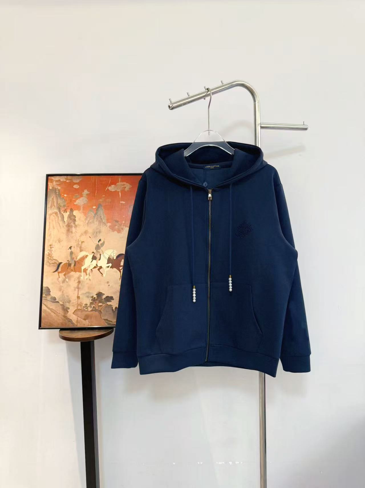 P135 LV 小标串珠字母连帽外套 LOUIS VUITTON专柜同款 胸口小标饱满经典设计 整体采用进口空气层面料 3级抗起球 耐机洗五金辅料齐 上身简单大方 百搭时尚 颜色 宝蓝色 码数s m l xl