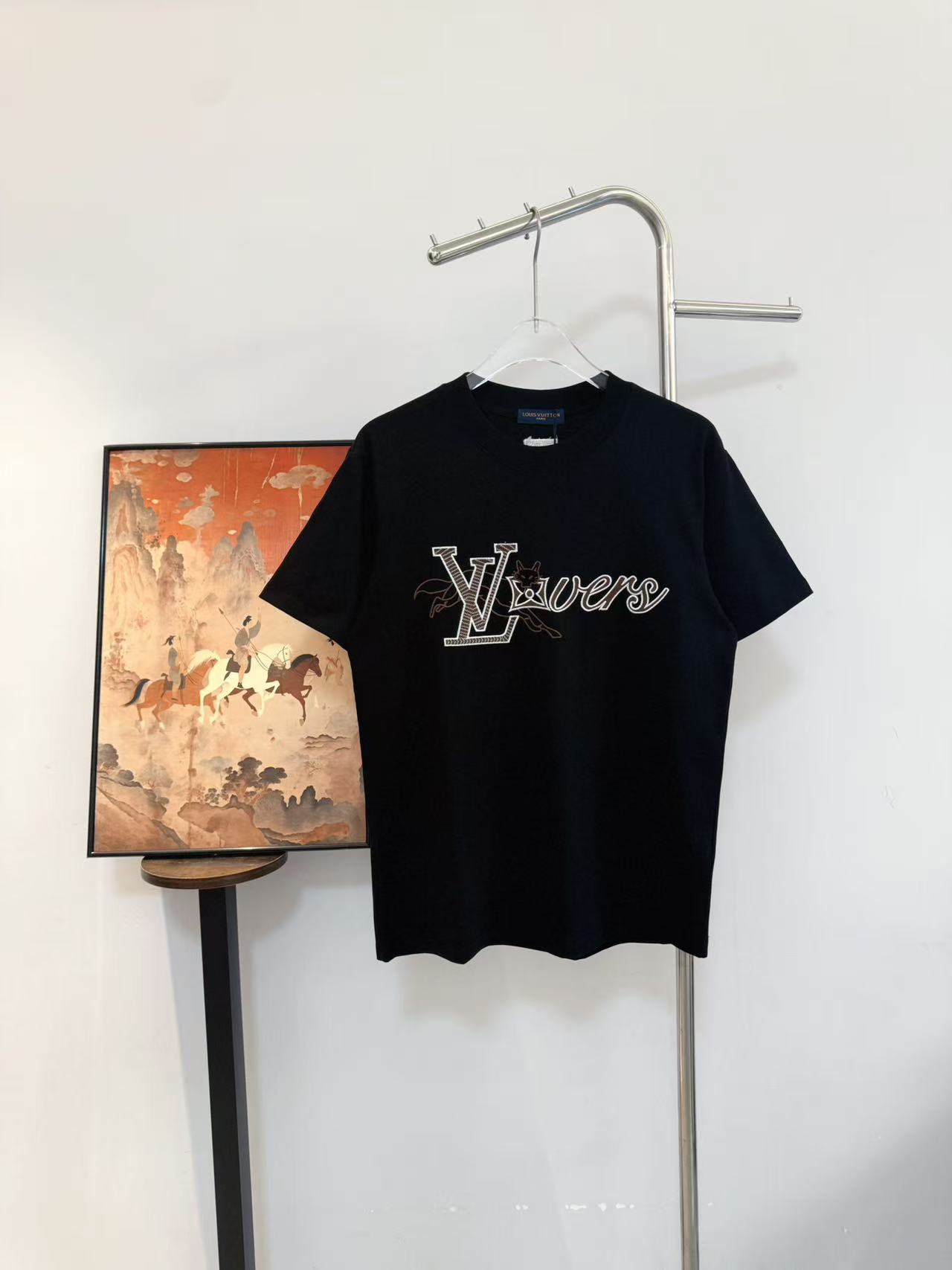 P75 LV 26ss camiseta de manga corta con bordado de zorro y letras monograma. Confeccionada con algodón 280g de 32 cabos…