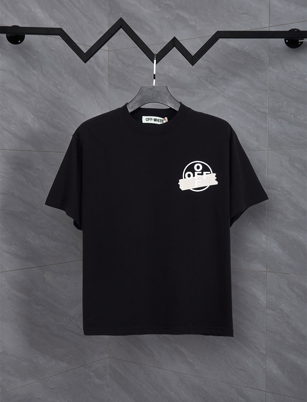 P80 OFF-WHITE 拼接箭头胶袋印花短袖 采用280g纯棉面料32支双纱 拿手上非常有质感立体大气 夏天百搭好穿简单大气采用os版型 辅料齐全 双色碰撞设计 优雅高级男女同款 夏季必备穿搭单品 颜色 黑色 白色 尺码 S M L …