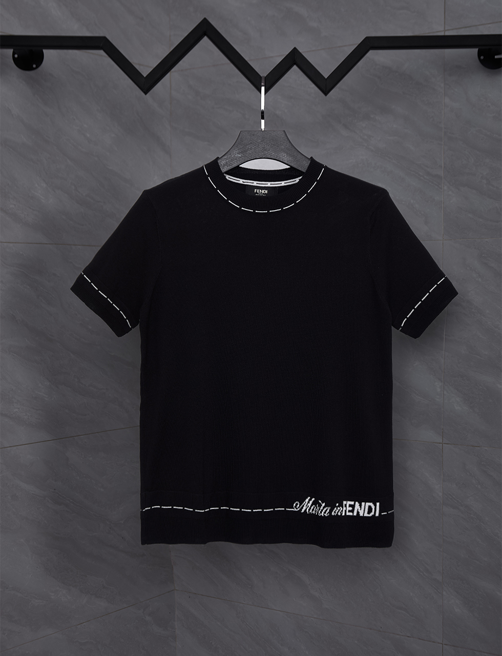 Número de modelo v168 🅿️95 Camiseta de punto de manga corta con letras en el brazo de Fendi. Tejido de lana, con mucho…
