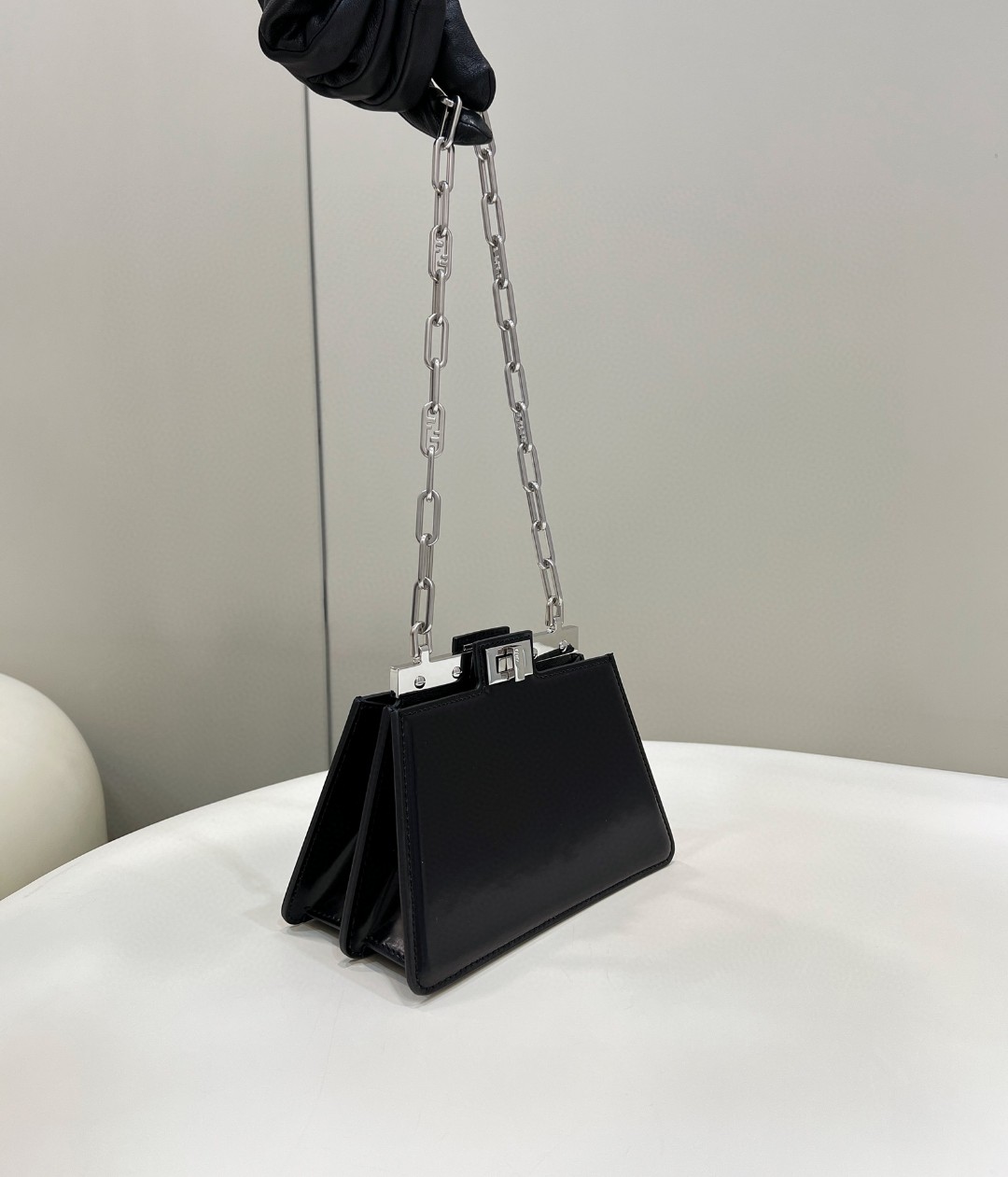 499 year-end special offer Peekaboo Cut Petite Italian box calfskin, this design is an innovative interpretation of Fendi's moving cross-cut desi