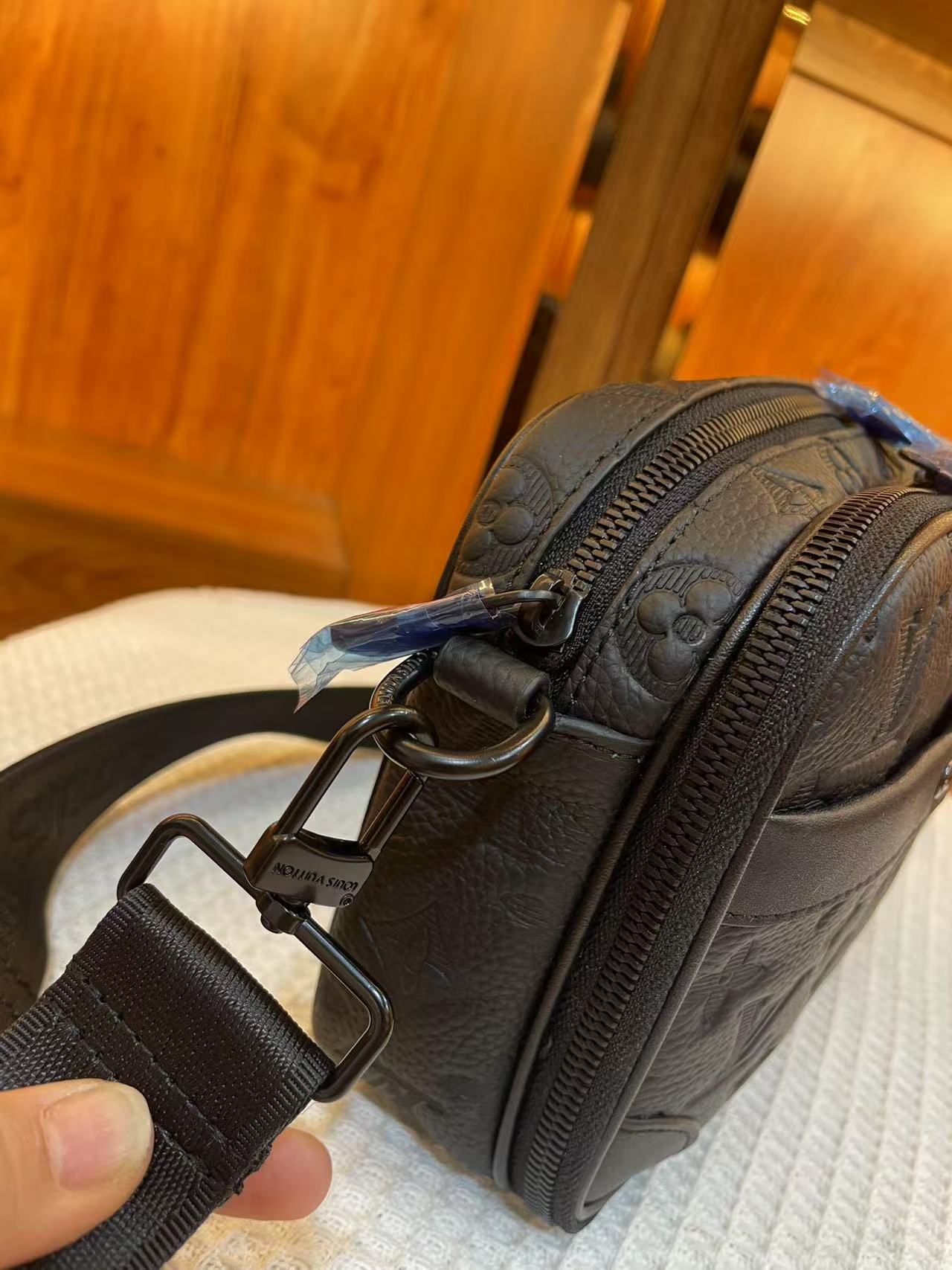 💰205包邮折叠盒飞机盒
男生必入 LV 相机包测评!
又是一期Louis Vuitton男包推荐! LV 男包这两年不得不说!真的很精彩!
很多男包除了男生喜欢!女生也被疯狂种草!
今天推荐的这只Outdoor系列的单肩包/斜挎包真的经典又耐看!尺寸:23*5*15cm