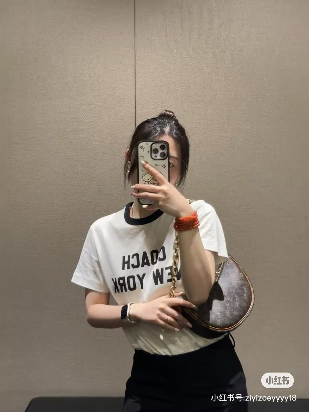 p90💰专柜新款现货🔥60SS夏季新款 COACH/蔻驰男女同款经典字母短袖T恤，经典的黑拼白，各种年龄段都可以驾驭的一款简单经典的t恤，手感柔软舒适，水洗不变形。
采用40支230克双纱纯棉面料，夏天穿了不闷自带透气效果，纯棉不贴身，休闲界的天花板～百搭耐看，夏日日常通勤有它就够了。
尺码：S-XL
