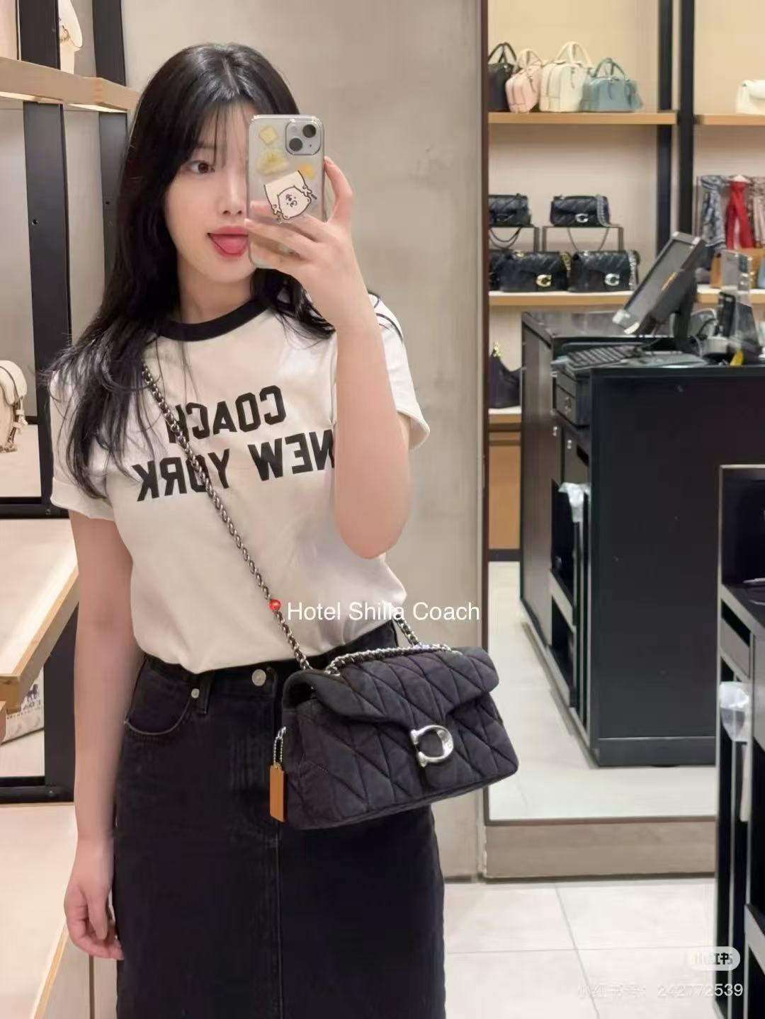 p90💰专柜新款现货🔥60SS夏季新款 COACH/蔻驰男女同款经典字母短袖T恤，经典的黑拼白，各种年龄段都可以驾驭的一款简单经典的t恤，手感柔软舒适，水洗不变形。
采用40支230克双纱纯棉面料，夏天穿了不闷自带透气效果，纯棉不贴身，休闲界的天花板～百搭耐看，夏日日常通勤有它就够了。
尺码：S-XL
