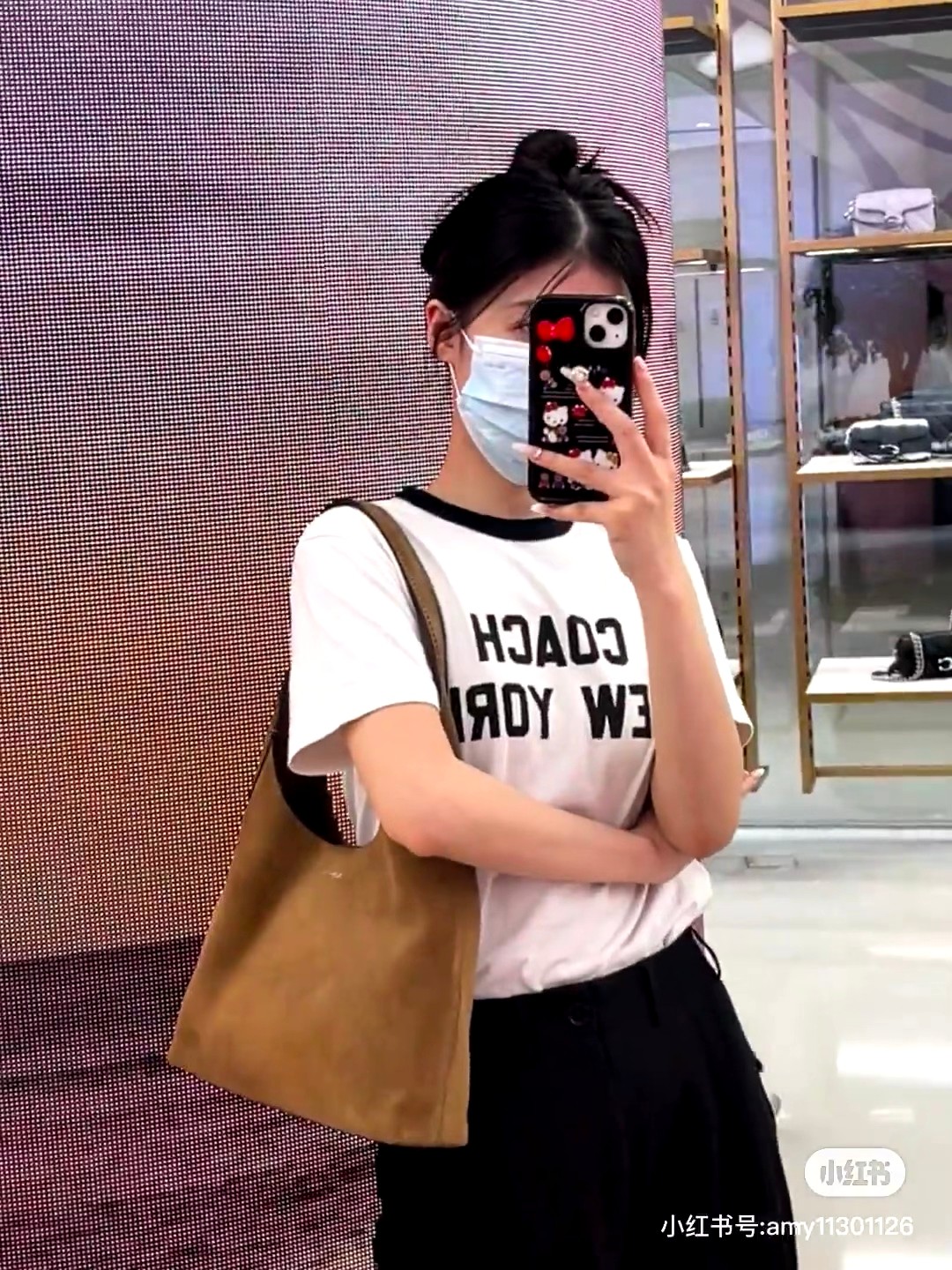 p90💰专柜新款现货🔥60SS夏季新款 COACH/蔻驰男女同款经典字母短袖T恤，经典的黑拼白，各种年龄段都可以驾驭的一款简单经典的t恤，手感柔软舒适，水洗不变形。
采用40支230克双纱纯棉面料，夏天穿了不闷自带透气效果，纯棉不贴身，休闲界的天花板～百搭耐看，夏日日常通勤有它就够了。
尺码：S-XL