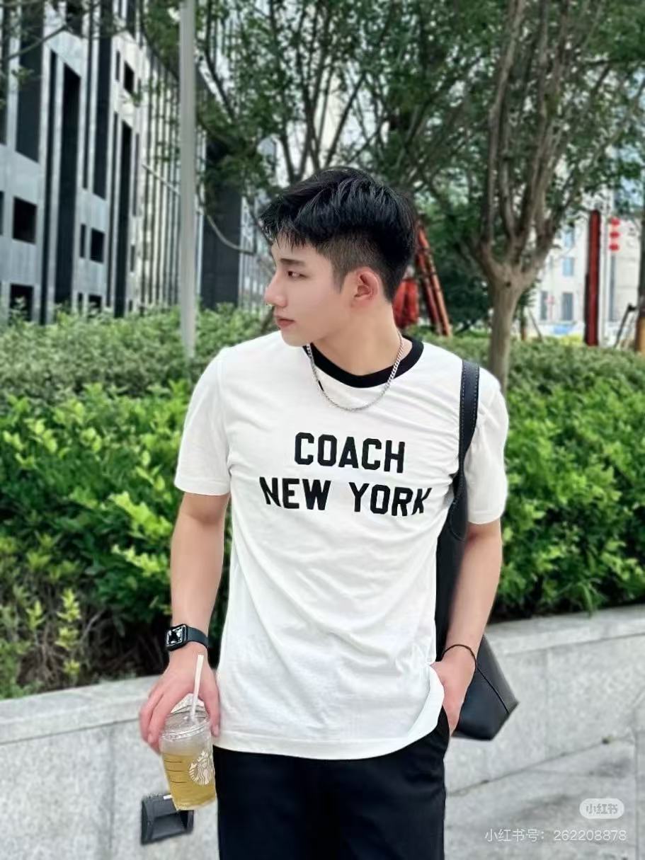 p90💰专柜新款现货🔥60SS夏季新款 COACH/蔻驰男女同款经典字母短袖T恤，经典的黑拼白，各种年龄段都可以驾驭的一款简单经典的t恤，手感柔软舒适，水洗不变形。
采用40支230克双纱纯棉面料，夏天穿了不闷自带透气效果，纯棉不贴身，休闲界的天花板～百搭耐看，夏日日常通勤有它就够了。
尺码：S-XL