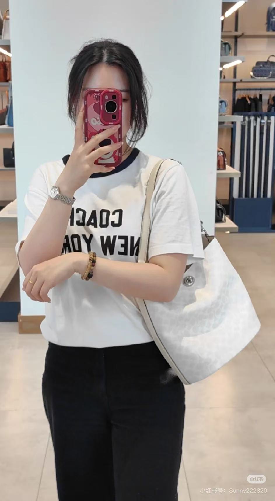 p90💰专柜新款现货🔥60SS夏季新款 COACH/蔻驰男女同款经典字母短袖T恤，经典的黑拼白，各种年龄段都可以驾驭的一款简单经典的t恤，手感柔软舒适，水洗不变形。
采用40支230克双纱纯棉面料，夏天穿了不闷自带透气效果，纯棉不贴身，休闲界的天花板～百搭耐看，夏日日常通勤有它就够了。
尺码：S-XL