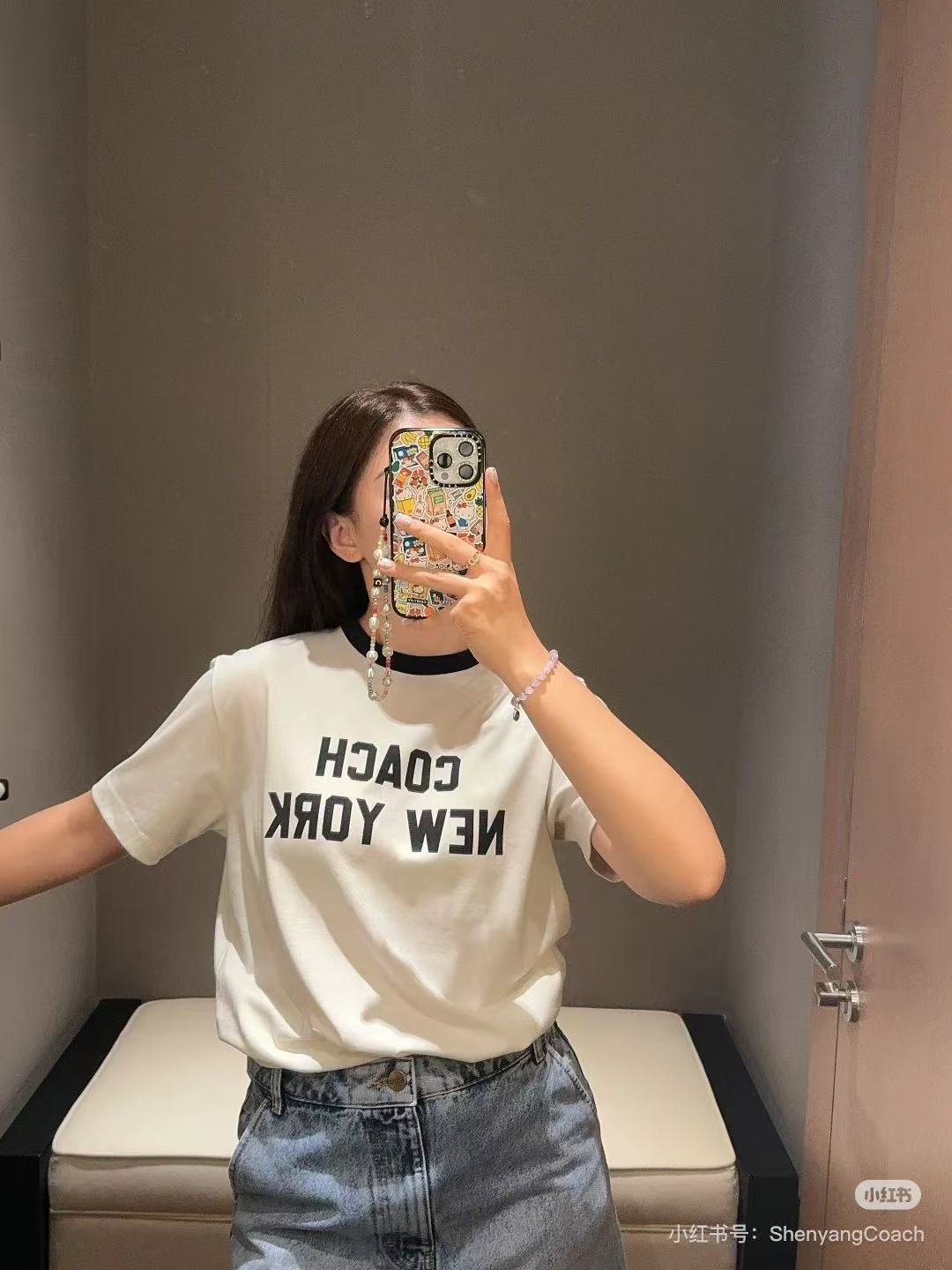 p90💰专柜新款现货🔥60SS夏季新款 COACH/蔻驰男女同款经典字母短袖T恤，经典的黑拼白，各种年龄段都可以驾驭的一款简单经典的t恤，手感柔软舒适，水洗不变形。
采用40支230克双纱纯棉面料，夏天穿了不闷自带透气效果，纯棉不贴身，休闲界的天花板～百搭耐看，夏日日常通勤有它就够了。
尺码：S-XL