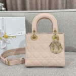 𝐂𝐃-𝐋𝐚𝐝𝐲𝟐𝟎אבקת צבע】✨Ready Stock✨ עשוי מעור פטנט ורוד, עיצוב צדפה, מצויד בחומרה זהב מכל פלדה, צבעים שונים מופיעים תחת אורות שונים, רצועות עור ניתנות ללבישה על כתף אחת או סגנון מוצלב על כתף אחת מעודן, זה יומיומי הבחירה הטובה ביותר לנסיעות, נסיעות, פנאי וארוחת ערב ~ גודל: 20×17×8 ס"מ 1 𝐂𝐃-𝐋𝐚𝐝𝐲𝟐𝟎אבקת צבע】✨Ready Stock✨ עשוי מעור פטנט ורוד, עיצוב צדפה, מצויד בחומרה זהב מכל פלדה, צבעים שונים מופיעים תחת אורות שונים, רצועות עור ניתנות ללבישה על כתף אחת או סגנון מוצלב על כתף אחת מעודן, זה יומיומי הבחירה הטובה ביותר לנסיעות, נסיעות, פנאי וארוחת ערב ~ גודל: 20×17×8 ס"מ