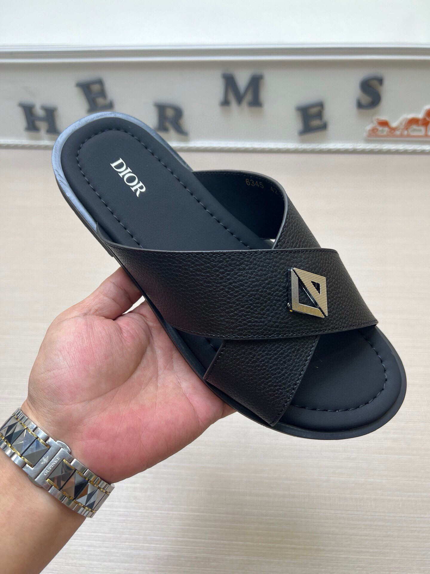 NO:275199,【Dio】 Men's slippers, upgraded outsole, lighter and non-slip. Fashion is trendy, versatile and popular, simple and tasteful, a must-have for trendy people, exuding a fashionable and casual atmosphere, fashion is right under your feet, full of confidence, the season of spring and summer slippers is here, it is super beautiful to wear, size 38-44, multiple colors,,dior,slippers19860909【 迪奥】男士拖鞋,升级版大底,更轻便,防滑.时尚主打潮流,百搭爆款,简单不失品味,潮人必备,散发时尚休闲气息,时尚就在脚下,自信满满,春夏季拖鞋的季节来了,穿起来超级唯美, 码数38-44 颜色多色多款,,dior,slippers,Men's shoes