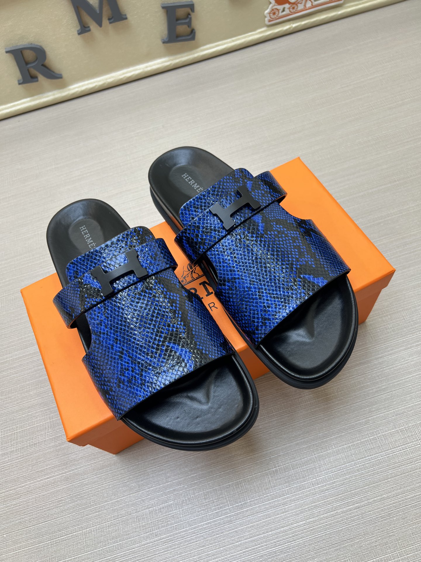 NO:346396,[H Home Hermes] Size:38-45 Hermes men's Kazimir slippers-The new 2025 summer Hermes new model is the same as the original, with stringed cowhide surface + rubber combination bottom, master-level purely handmade!  High-end customization, exclusive products, the industry's highest version., hermes, hermes, slippers, cowhide19860909【H家 爱马仕】 Size:38-45 Hermes男士 Kazimir拖鞋- 2025夏季爱马仕新款原版一样, 弦彩牛皮面+橡胶组合底,师傅级纯手工打造 ！高端定制,独家产品,行业最高版本.,,hermes,hermes,slippers,cowhide,Men's shoes