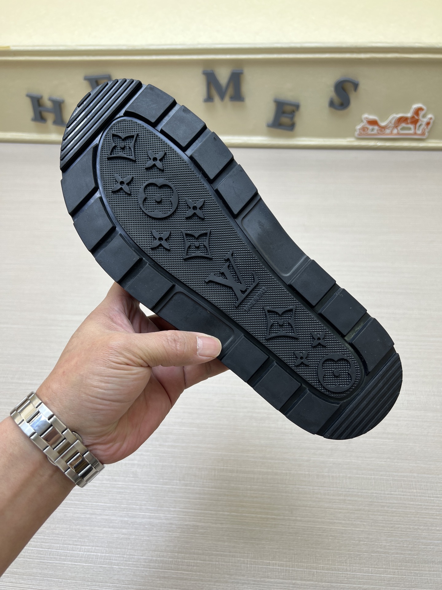 工厂价210💰【实价】
【LOUlS  VUlTTON】《路易威登～独特现代风凉鞋。》LV专柜代购🏃休闲拖鞋，男士专柜同步发售，原单鞋面柔软舒适，（拒绝脱色磨脚）鞋底：原厂特供原版底，法国懒人风格设计 ⚠️ 懒人沙滩鞋  ，男鞋码数：38-46 45 46定做多色多款🉑️选