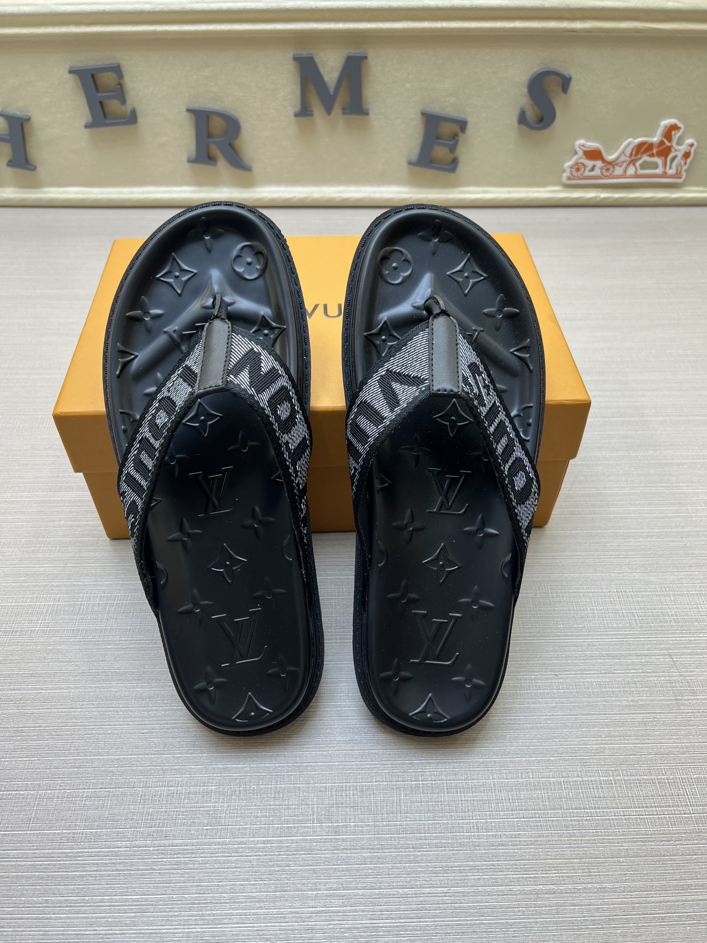 工厂价210💰【实价】
【LOUlS  VUlTTON】《路易威登～独特现代风凉鞋。》LV专柜代购🏃休闲拖鞋，男士专柜同步发售，原单鞋面柔软舒适，（拒绝脱色磨脚）鞋底：原厂特供原版底，法国懒人风格设计 ⚠️ 懒人沙滩鞋  ，男鞋码数：38-46 45 46定做多色多款🉑️选