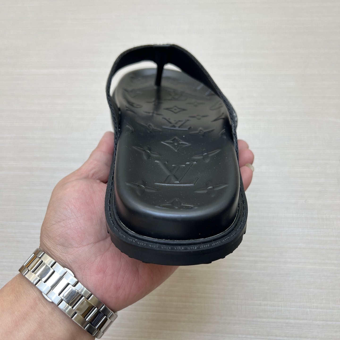 工厂价210💰【实价】
【LOUlS  VUlTTON】《路易威登～独特现代风凉鞋。》LV专柜代购🏃休闲拖鞋，男士专柜同步发售，原单鞋面柔软舒适，（拒绝脱色磨脚）鞋底：原厂特供原版底，法国懒人风格设计 ⚠️ 懒人沙滩鞋  ，男鞋码数：38-46 45 46定做多色多款🉑️选