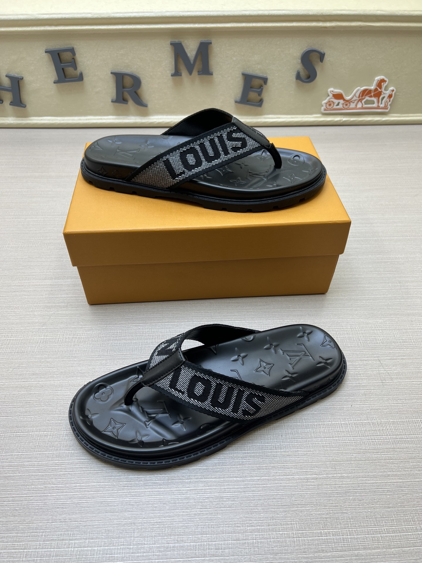 工厂价210💰【实价】
【LOUlS  VUlTTON】《路易威登～独特现代风凉鞋。》LV专柜代购🏃休闲拖鞋，男士专柜同步发售，原单鞋面柔软舒适，（拒绝脱色磨脚）鞋底：原厂特供原版底，法国懒人风格设计 ⚠️ 懒人沙滩鞋  ，男鞋码数：38-46 45 46定做多色多款🉑️选